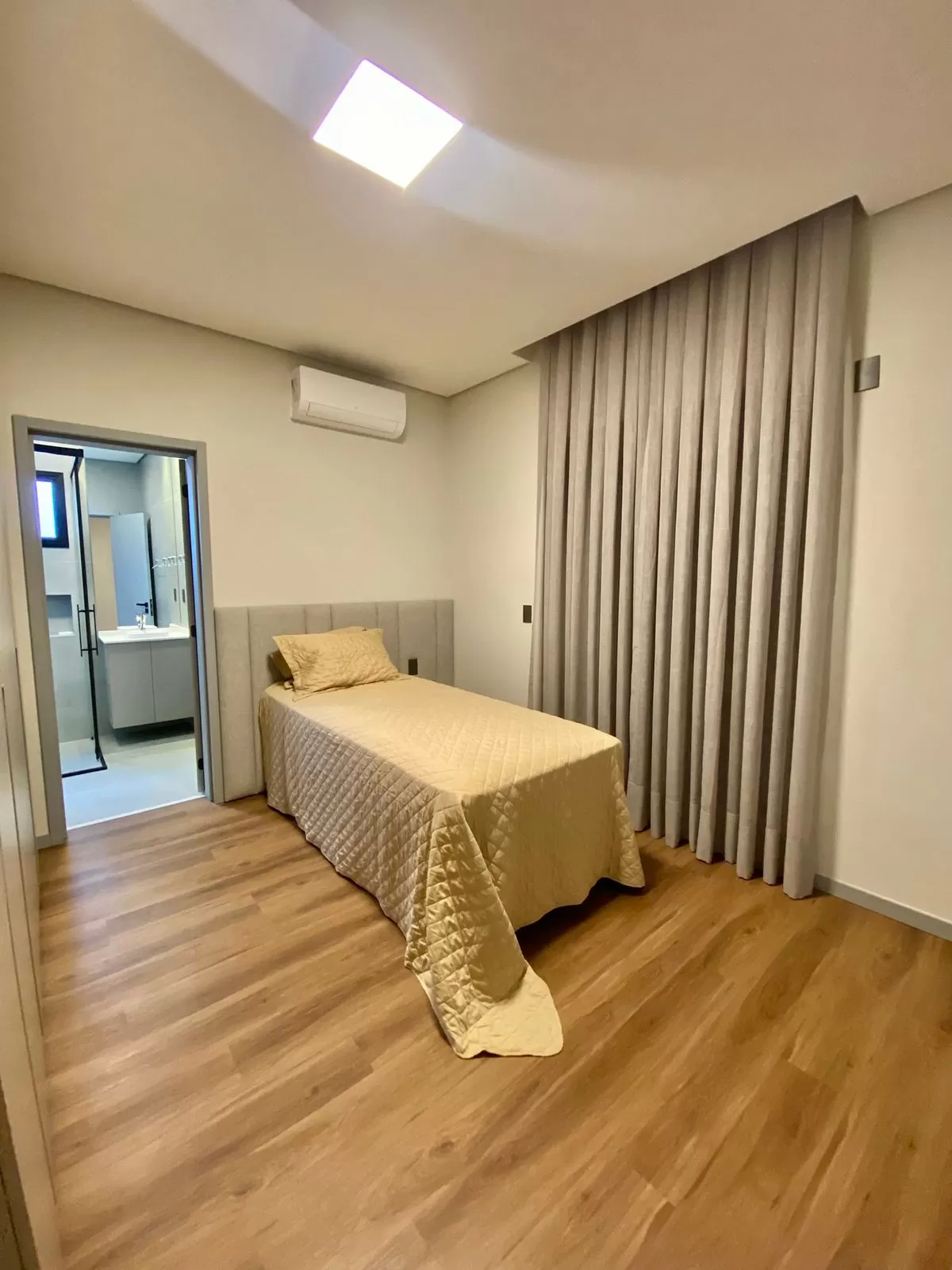Casa Térrea à Venda Mobiliada com 4 suítes sendo 1 com closet e área gourmet integrada, 265m² no Condomínio Alphaville Nova Esplanada 4 em Votorantim/SP