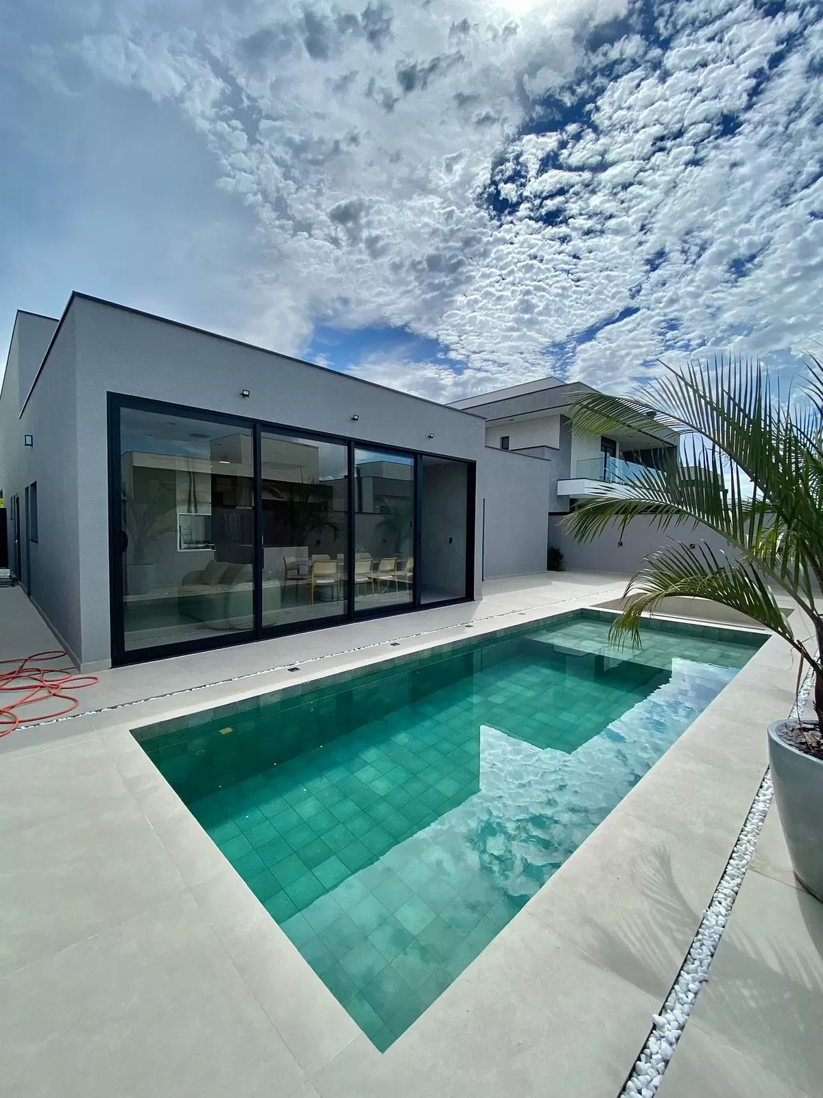 Casa Térrea à Venda Mobiliada com 4 suítes sendo 1 com closet e área gourmet integrada, 265m² no Condomínio Alphaville Nova Esplanada 4 em Votorantim/SP