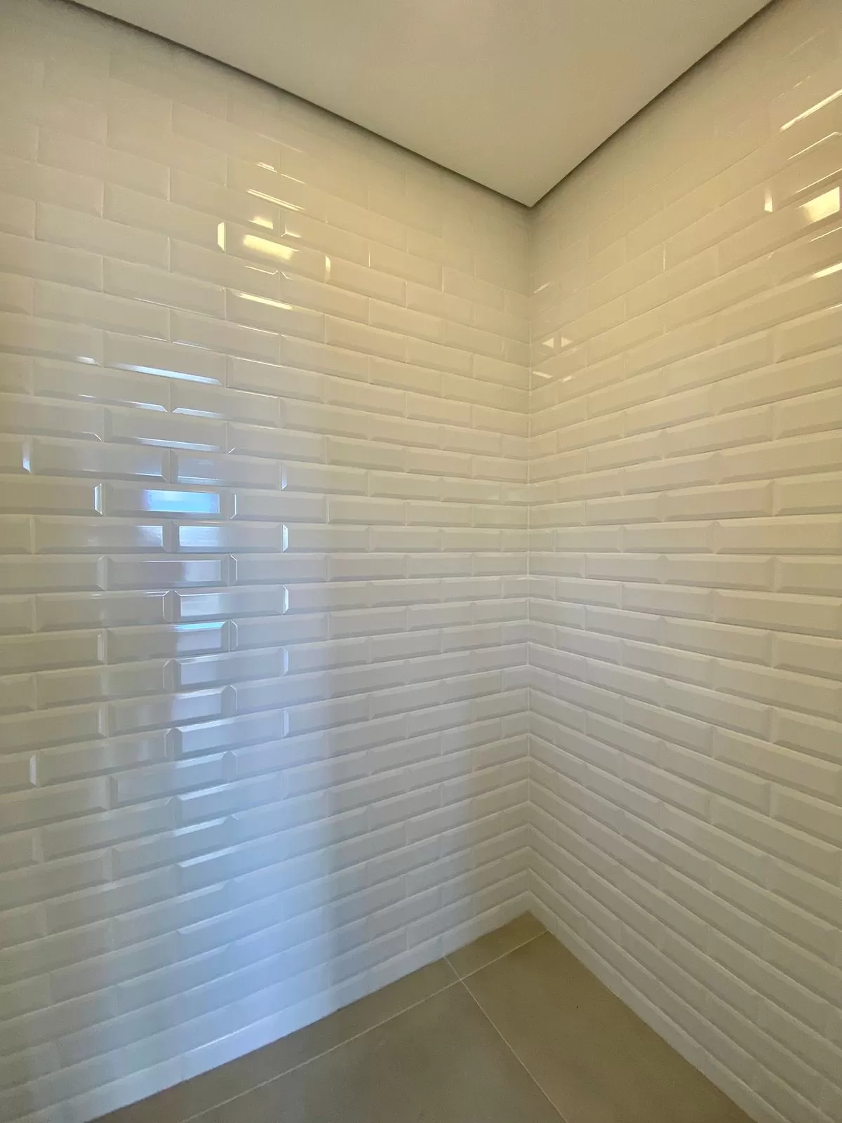 Casa Térrea à Venda Mobiliada com 4 suítes sendo 1 com closet e área gourmet integrada, 265m² no Condomínio Alphaville Nova Esplanada 4 em Votorantim/SP