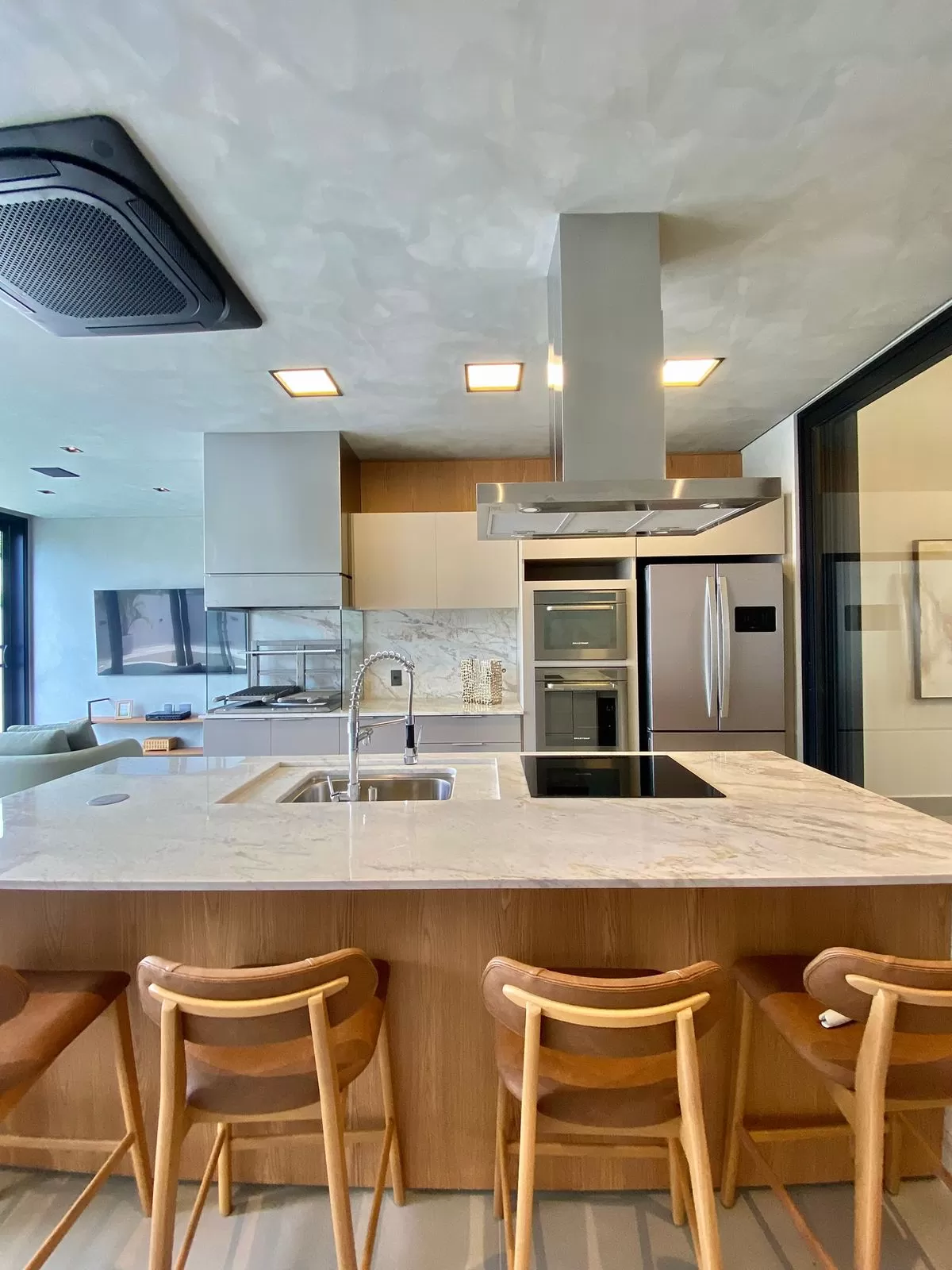 Casa Térrea à Venda Mobiliada com 4 suítes sendo 1 com closet e área gourmet integrada, 265m² no Condomínio Alphaville Nova Esplanada 4 em Votorantim/SP