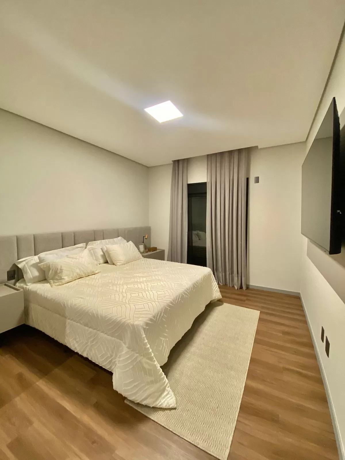 Casa Térrea à Venda Mobiliada com 4 suítes sendo 1 com closet e área gourmet integrada, 265m² no Condomínio Alphaville Nova Esplanada 4 em Votorantim/SP