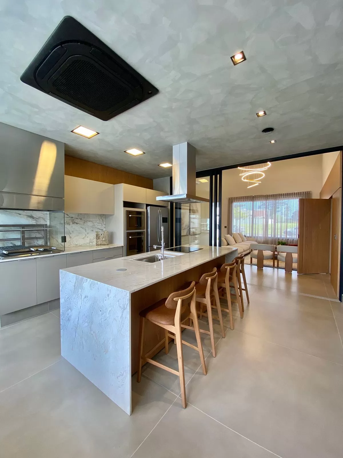 Casa Térrea à Venda Mobiliada com 4 suítes sendo 1 com closet e área gourmet integrada, 265m² no Condomínio Alphaville Nova Esplanada 4 em Votorantim/SP