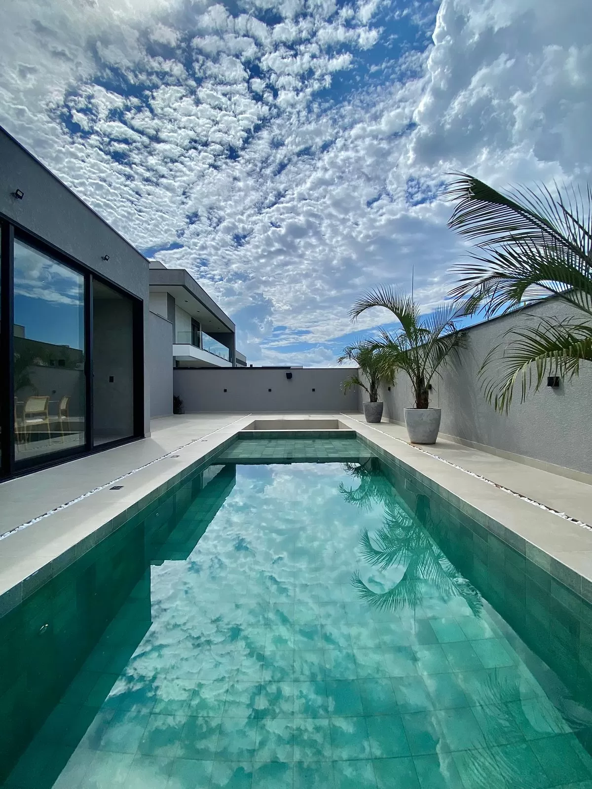 Casa Térrea à Venda Mobiliada com 4 suítes sendo 1 com closet e área gourmet integrada, 265m² no Condomínio Alphaville Nova Esplanada 4 em Votorantim/SP