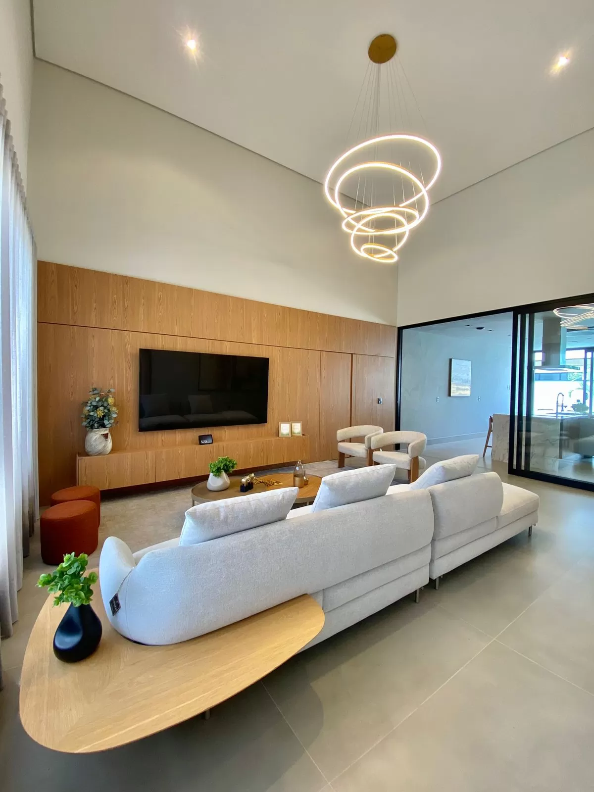 Casa Térrea à Venda Mobiliada com 4 suítes sendo 1 com closet e área gourmet integrada, 265m² no Condomínio Alphaville Nova Esplanada 4 em Votorantim/SP