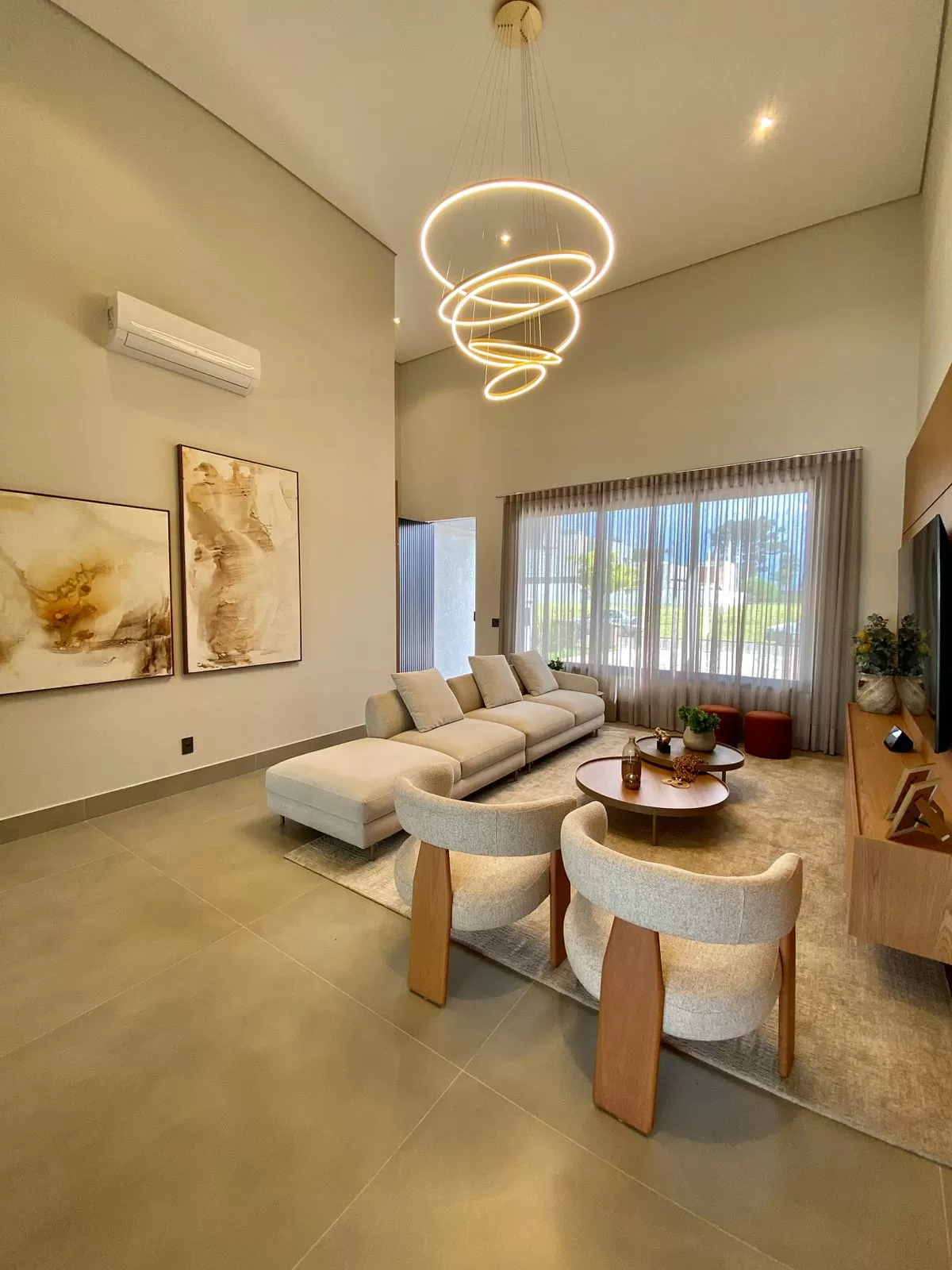 Casa Térrea à Venda Mobiliada com 4 suítes sendo 1 com closet e área gourmet integrada, 265m² no Condomínio Alphaville Nova Esplanada 4 em Votorantim/SP