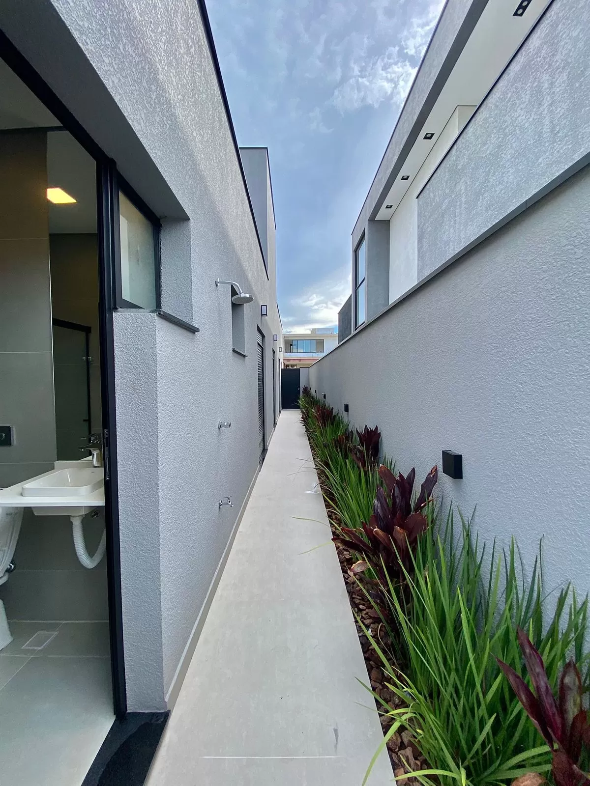 Casa Térrea à Venda Mobiliada com 4 suítes sendo 1 com closet e área gourmet integrada, 265m² no Condomínio Alphaville Nova Esplanada 4 em Votorantim/SP