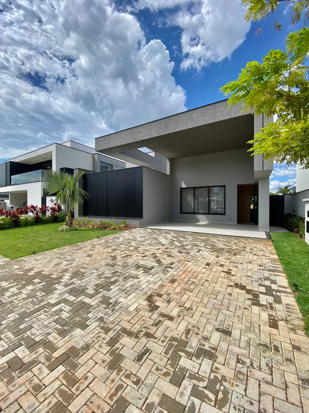 Casa Térrea à Venda Mobiliada com 4 suítes sendo 1 com closet e área gourmet integrada, 265m² no Condomínio Alphaville Nova Esplanada 4 em Votorantim/SP