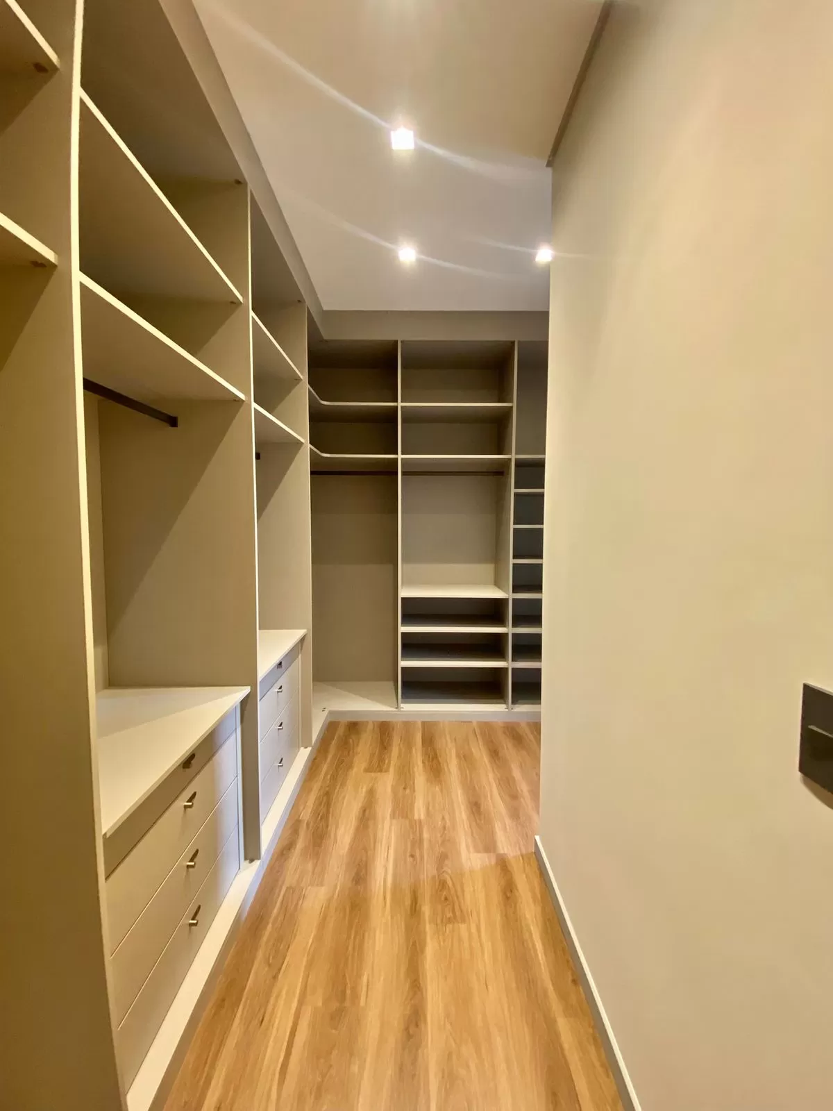Casa Térrea à Venda Mobiliada com 4 suítes sendo 1 com closet e área gourmet integrada, 265m² no Condomínio Alphaville Nova Esplanada 4 em Votorantim/SP