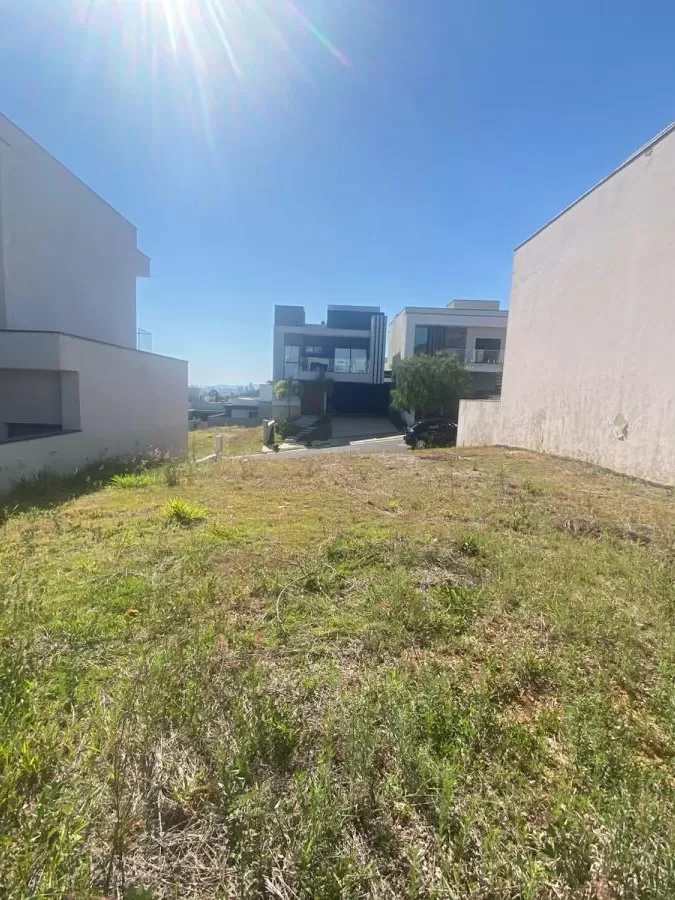Terreno à Venda com ótima topografia e localização privilegiada, 250m² no Condomínio Sunlake em Votorantim/SP