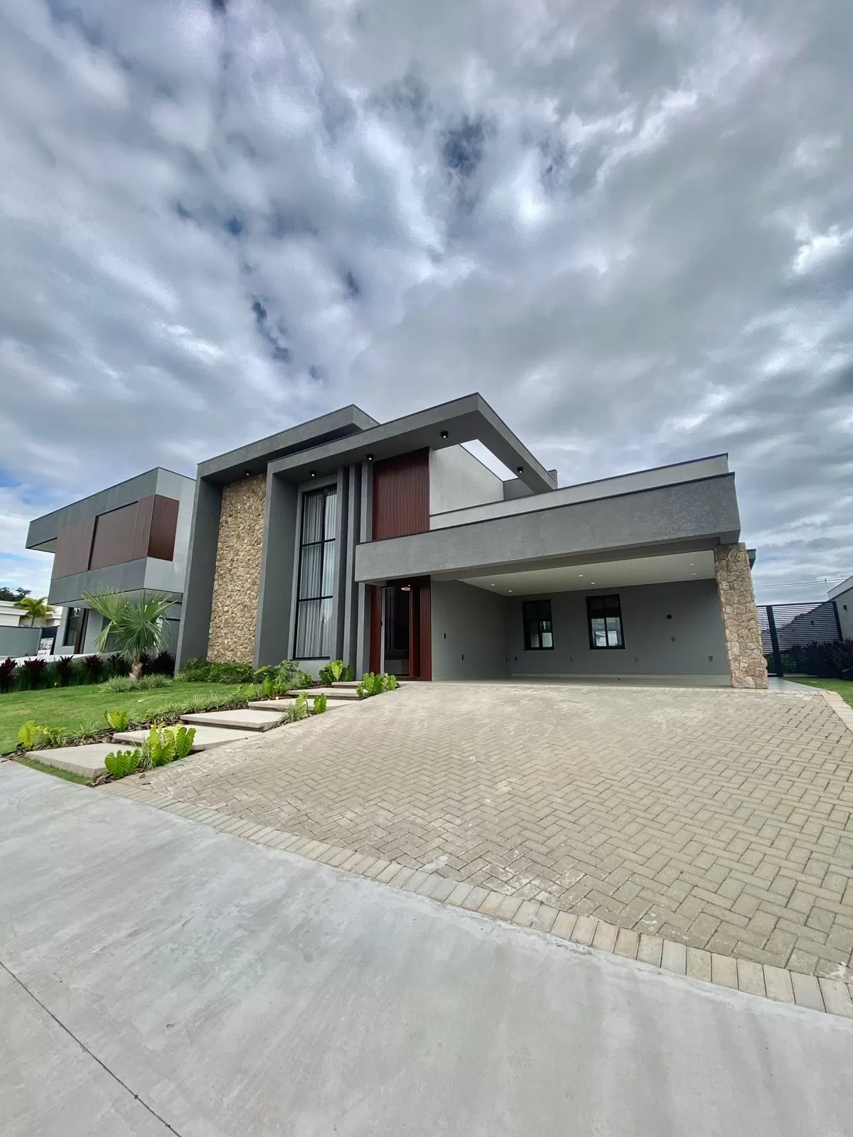 Casa de Alto Padrão Mobiliada à Venda com 5 suítes, piscina e quintal amplo, 476m² no Condomínio Saint Patrick em Sorocaba/SP