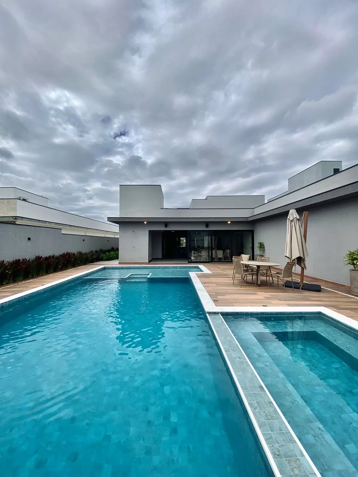 Casa de Alto Padrão Mobiliada à Venda com 5 suítes, piscina e quintal amplo, 476m² no Condomínio Saint Patrick em Sorocaba/SP