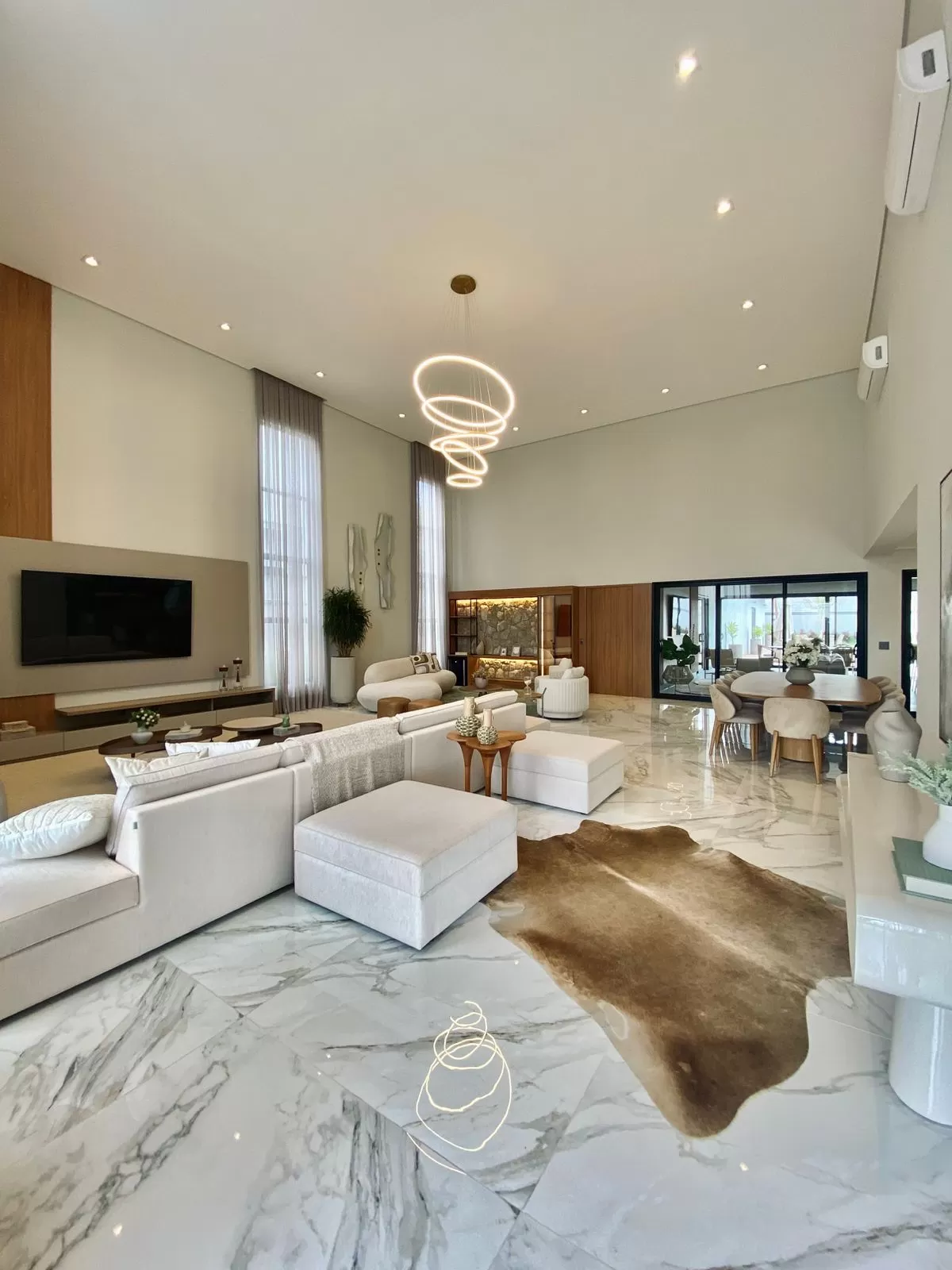 Casa de Alto Padrão Mobiliada à Venda com 5 suítes, piscina e quintal amplo, 476m² no Condomínio Saint Patrick em Sorocaba/SP