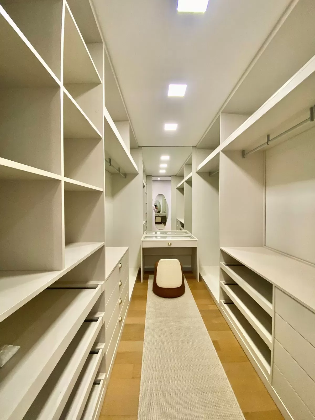 Casa de Alto Padrão Mobiliada à Venda com 5 suítes, piscina e quintal amplo, 476m² no Condomínio Saint Patrick em Sorocaba/SP