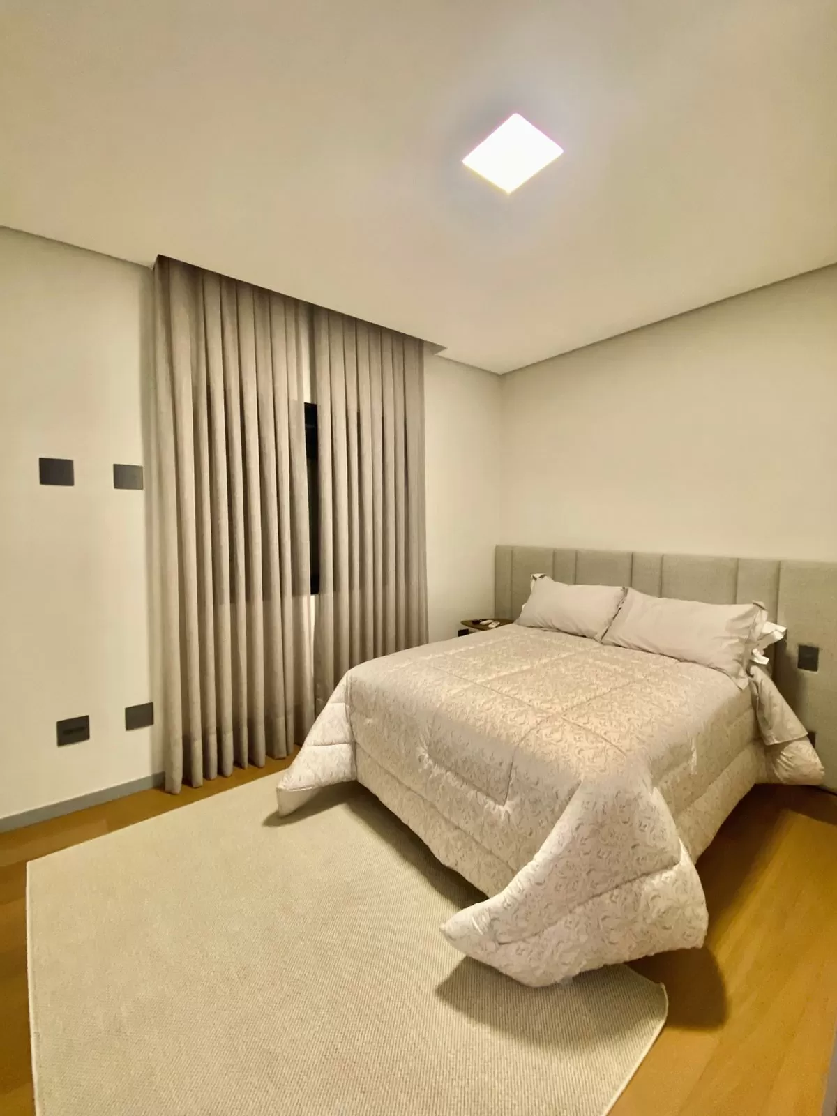 Casa de Alto Padrão Mobiliada à Venda com 5 suítes, piscina e quintal amplo, 476m² no Condomínio Saint Patrick em Sorocaba/SP