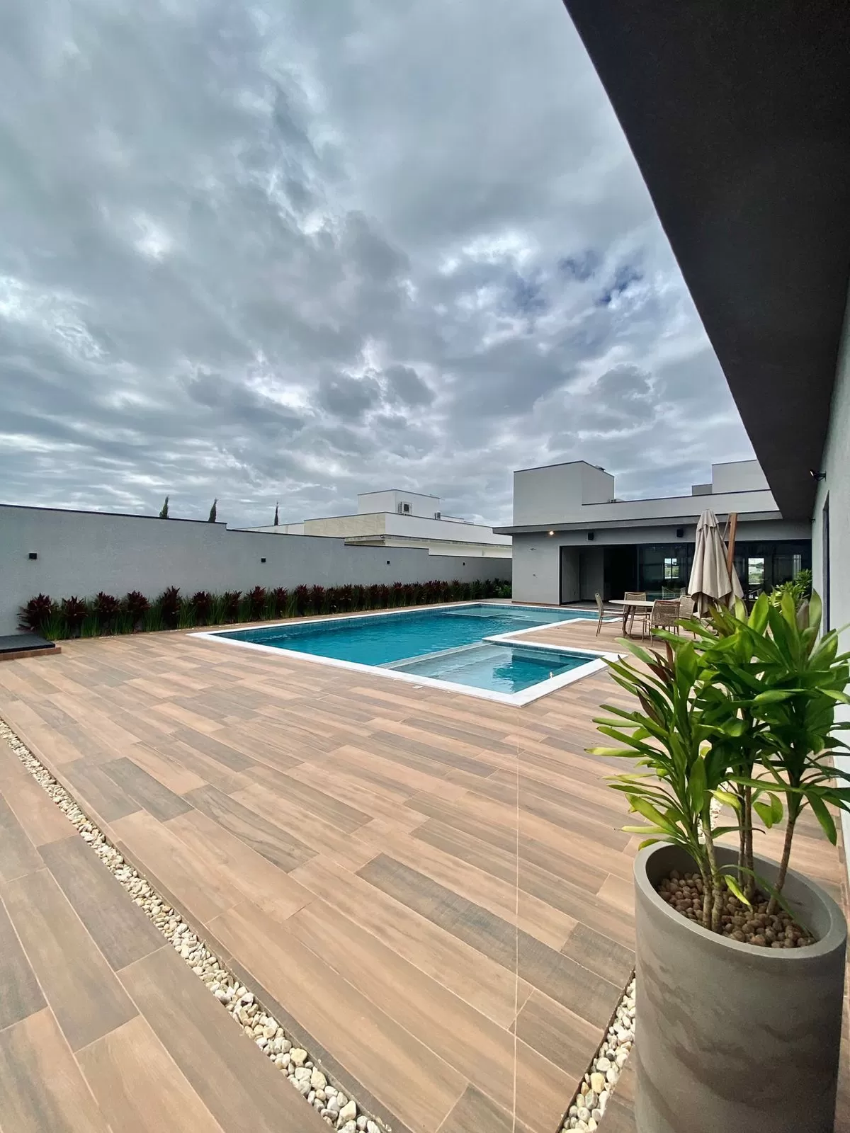 Casa de Alto Padrão Mobiliada à Venda com 5 suítes, piscina e quintal amplo, 476m² no Condomínio Saint Patrick em Sorocaba/SP