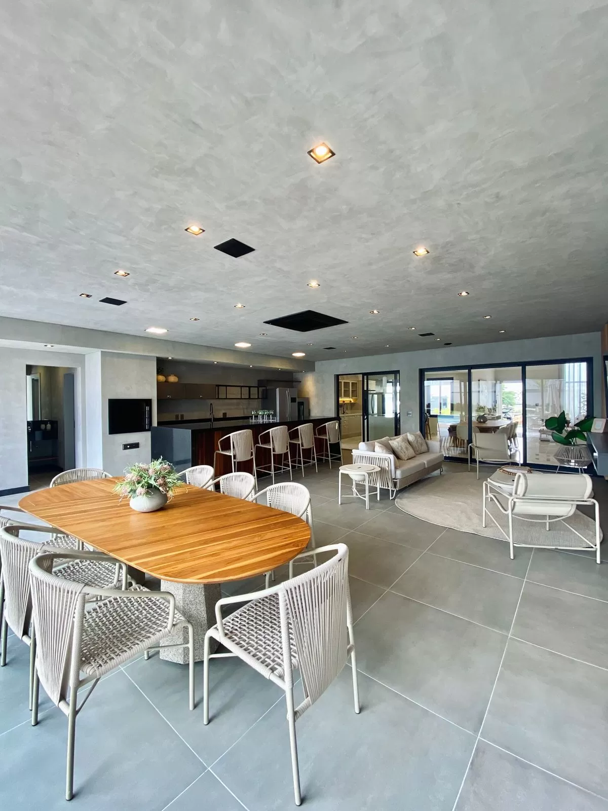 Casa de Alto Padrão Mobiliada à Venda com 5 suítes, piscina e quintal amplo, 476m² no Condomínio Saint Patrick em Sorocaba/SP