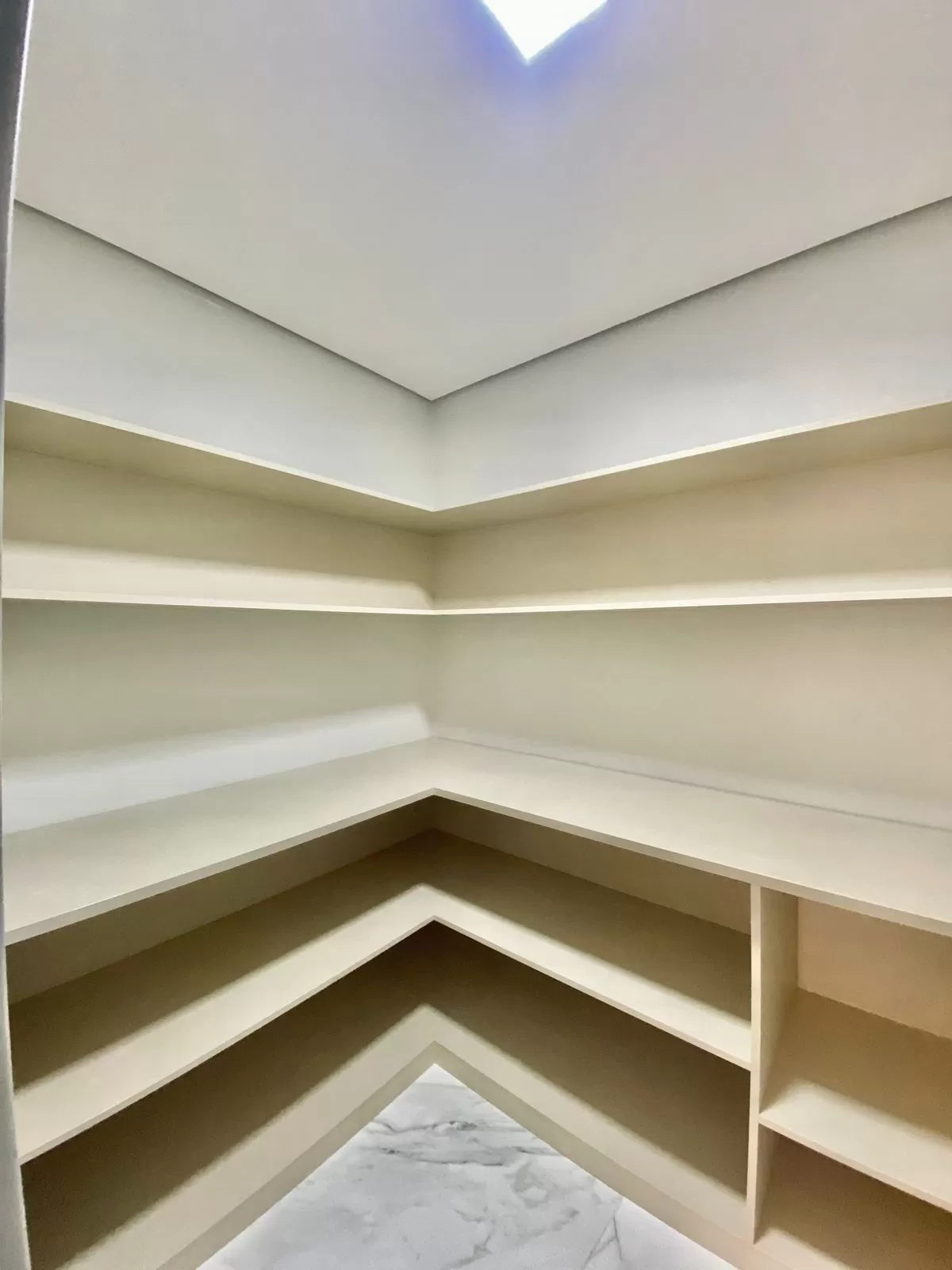 Casa de Alto Padrão Mobiliada à Venda com 5 suítes, piscina e quintal amplo, 476m² no Condomínio Saint Patrick em Sorocaba/SP