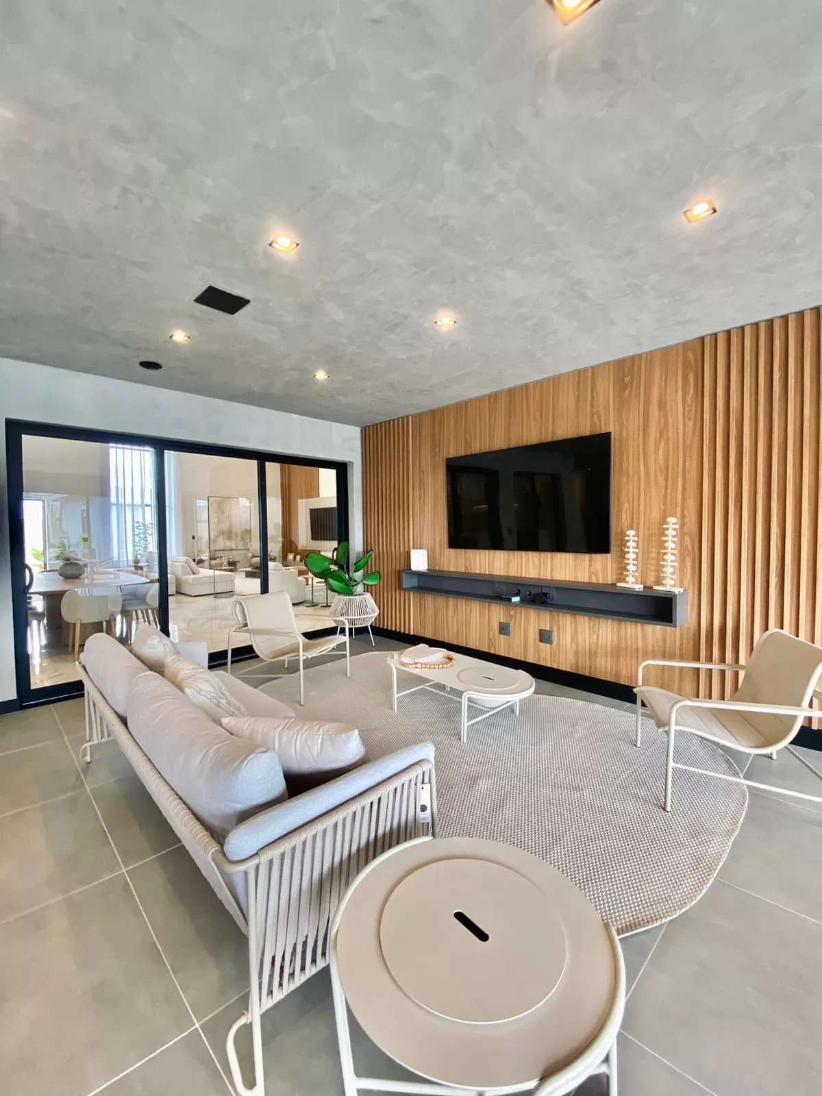 Casa de Alto Padrão Mobiliada à Venda com 5 suítes, piscina e quintal amplo, 476m² no Condomínio Saint Patrick em Sorocaba/SP