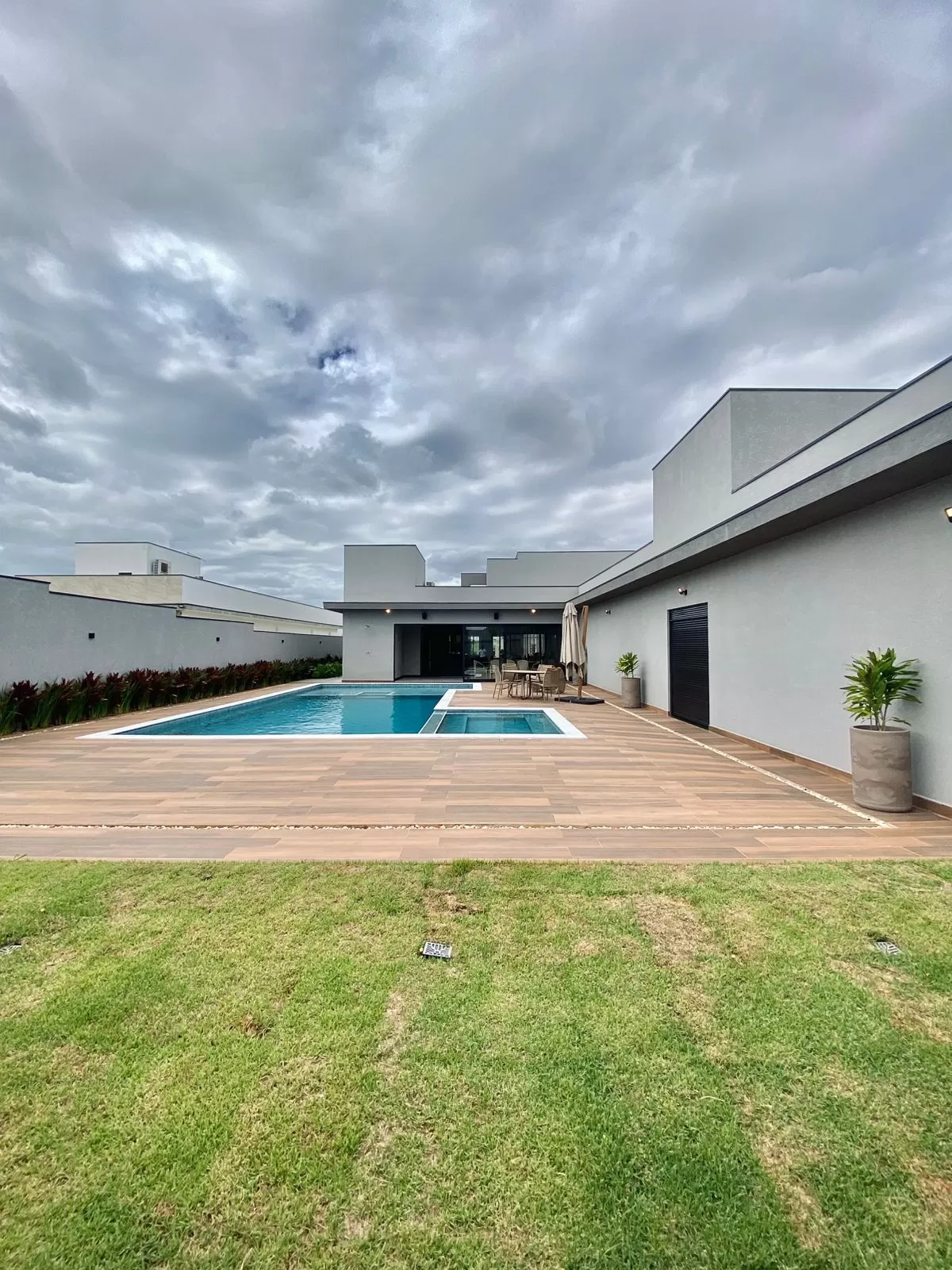 Casa de Alto Padrão Mobiliada à Venda com 5 suítes, piscina e quintal amplo, 476m² no Condomínio Saint Patrick em Sorocaba/SP