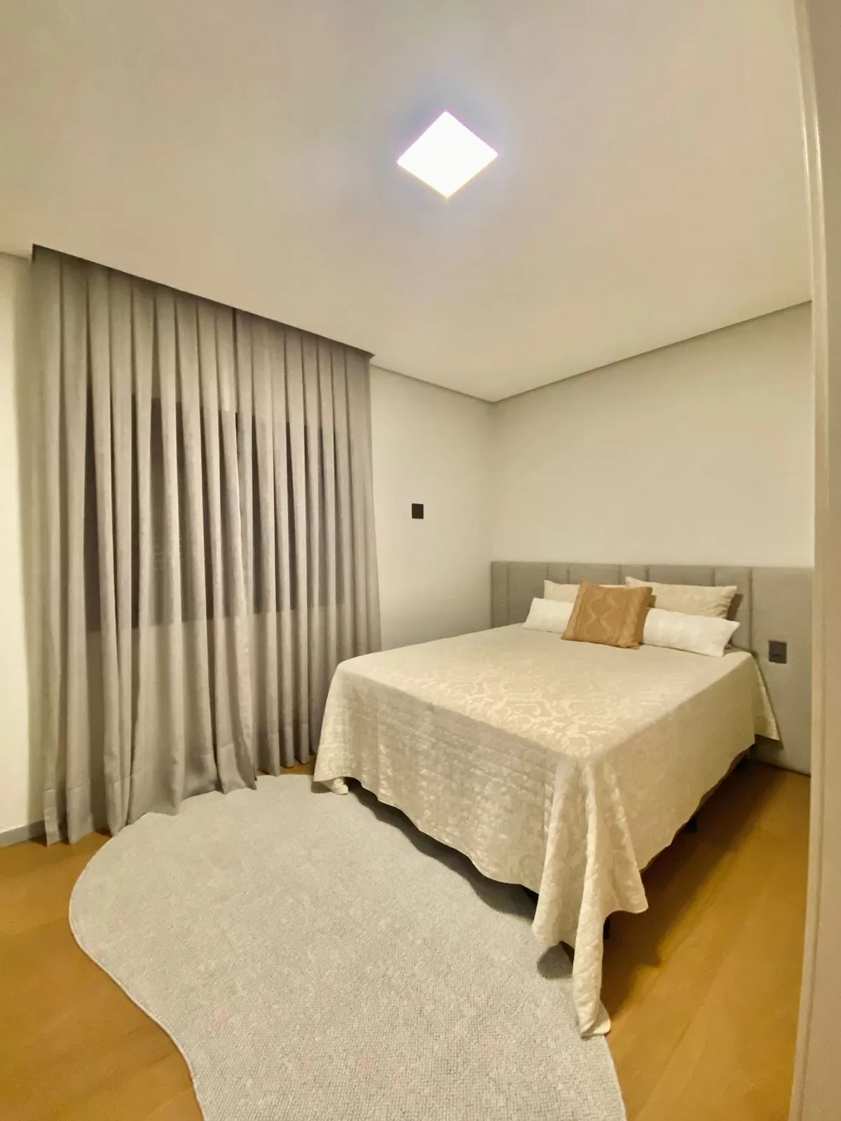 Casa de Alto Padrão Mobiliada à Venda com 5 suítes, piscina e quintal amplo, 476m² no Condomínio Saint Patrick em Sorocaba/SP