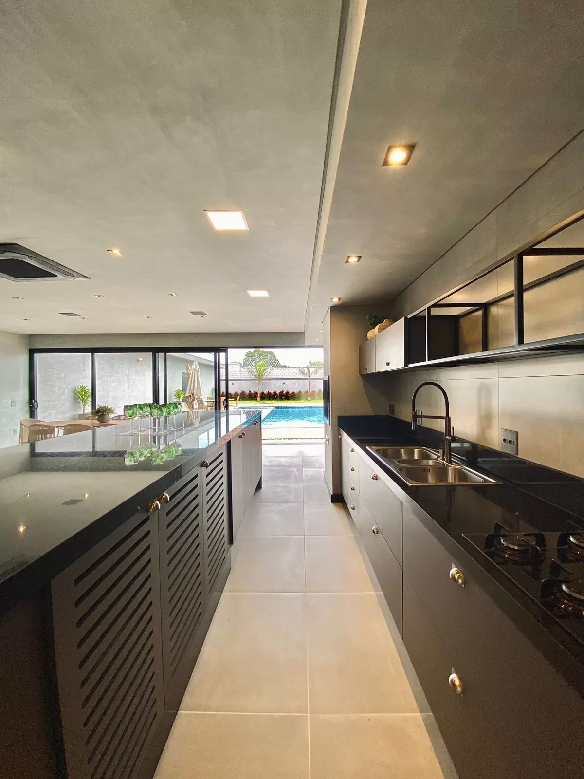 Casa de Alto Padrão Mobiliada à Venda com 5 suítes, piscina e quintal amplo, 476m² no Condomínio Saint Patrick em Sorocaba/SP