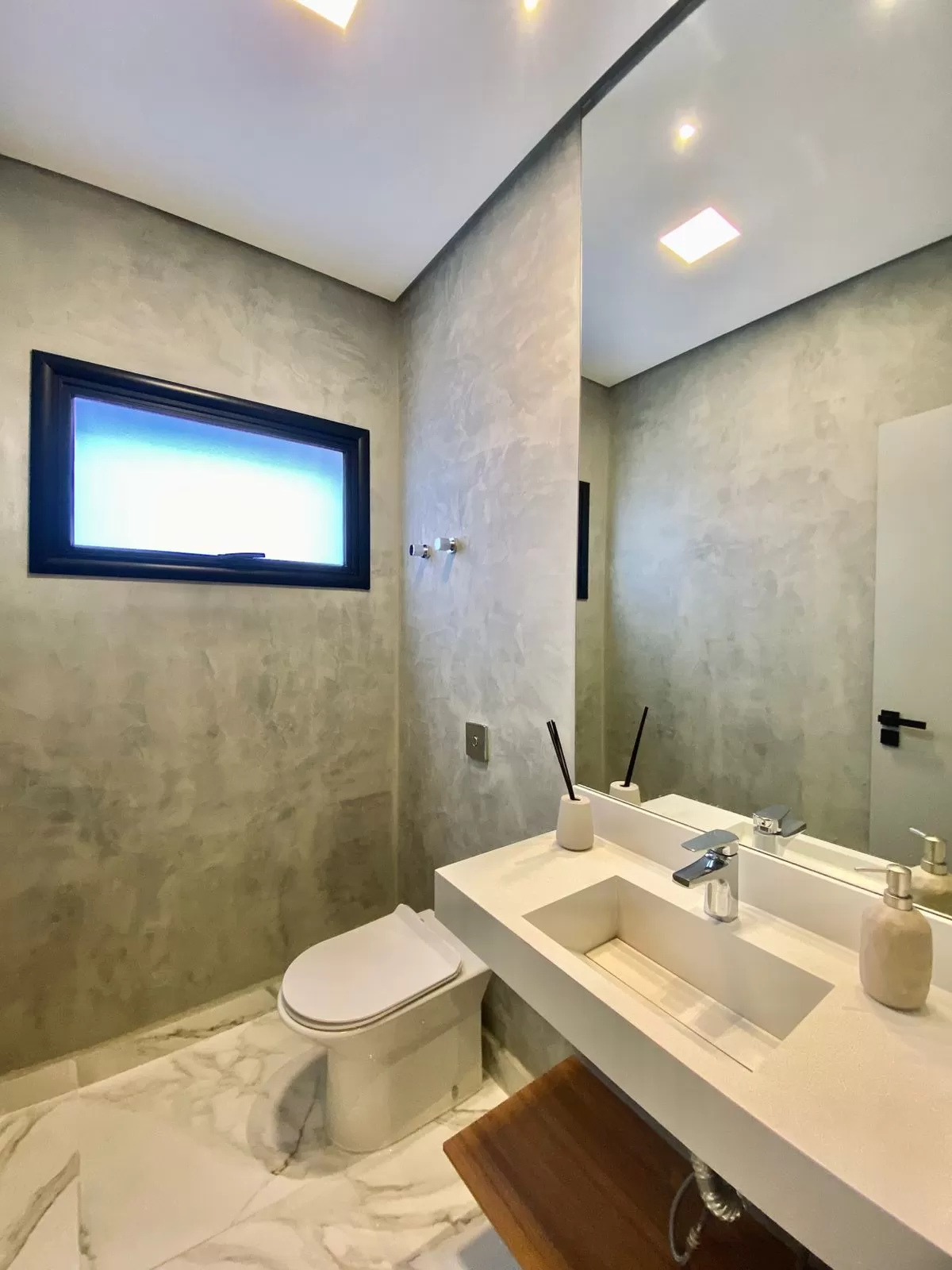 Casa de Alto Padrão Mobiliada à Venda com 5 suítes, piscina e quintal amplo, 476m² no Condomínio Saint Patrick em Sorocaba/SP