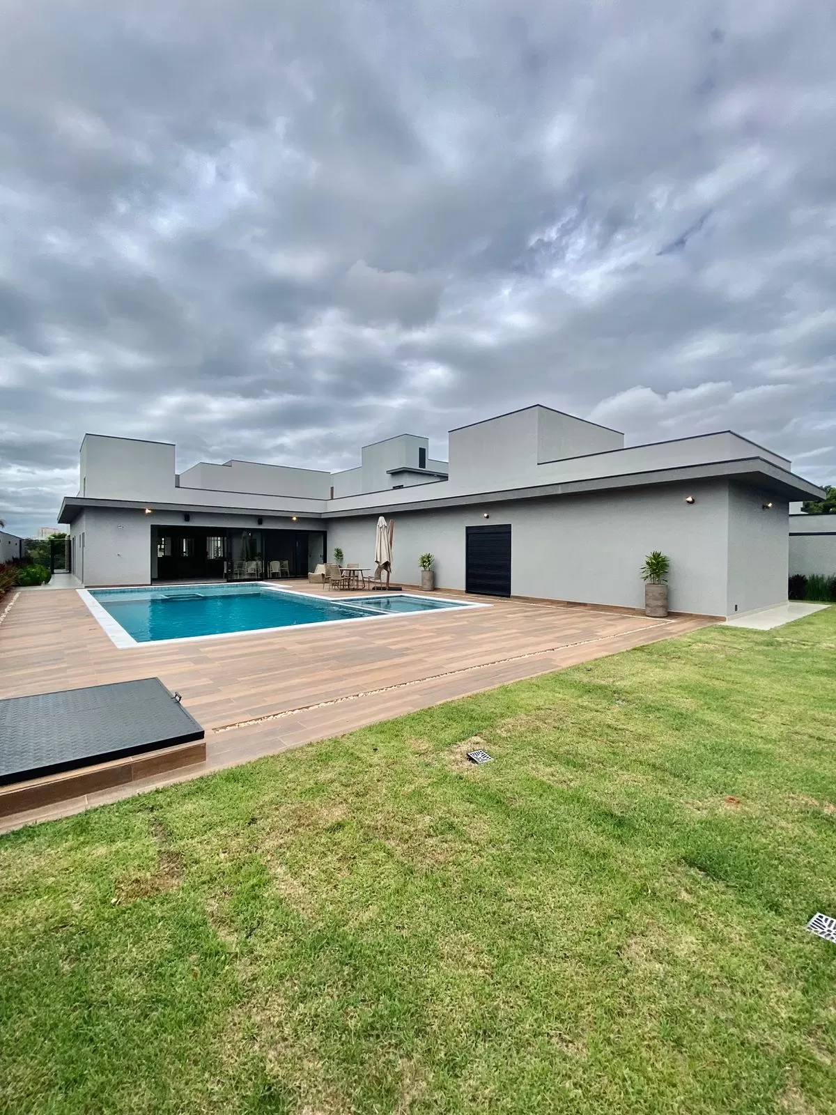 Casa de Alto Padrão Mobiliada à Venda com 5 suítes, piscina e quintal amplo, 476m² no Condomínio Saint Patrick em Sorocaba/SP