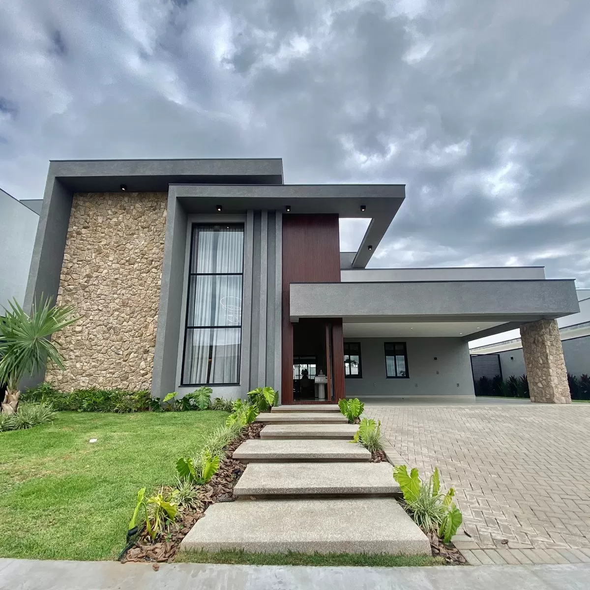 Casa de Alto Padrão Mobiliada à Venda com 5 suítes, piscina e quintal amplo, 476m² no Condomínio Saint Patrick em Sorocaba/SP