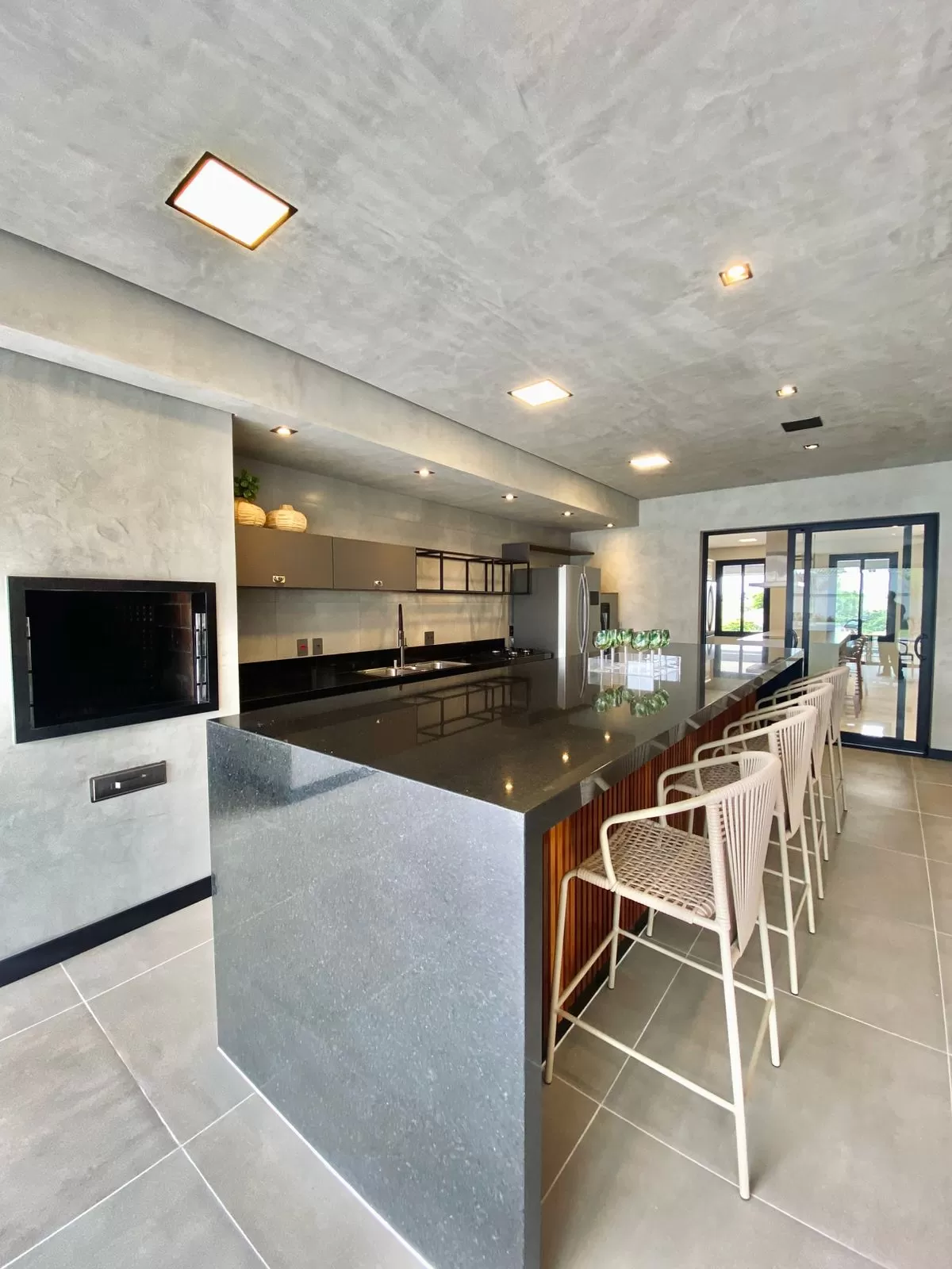 Casa de Alto Padrão Mobiliada à Venda com 5 suítes, piscina e quintal amplo, 476m² no Condomínio Saint Patrick em Sorocaba/SP