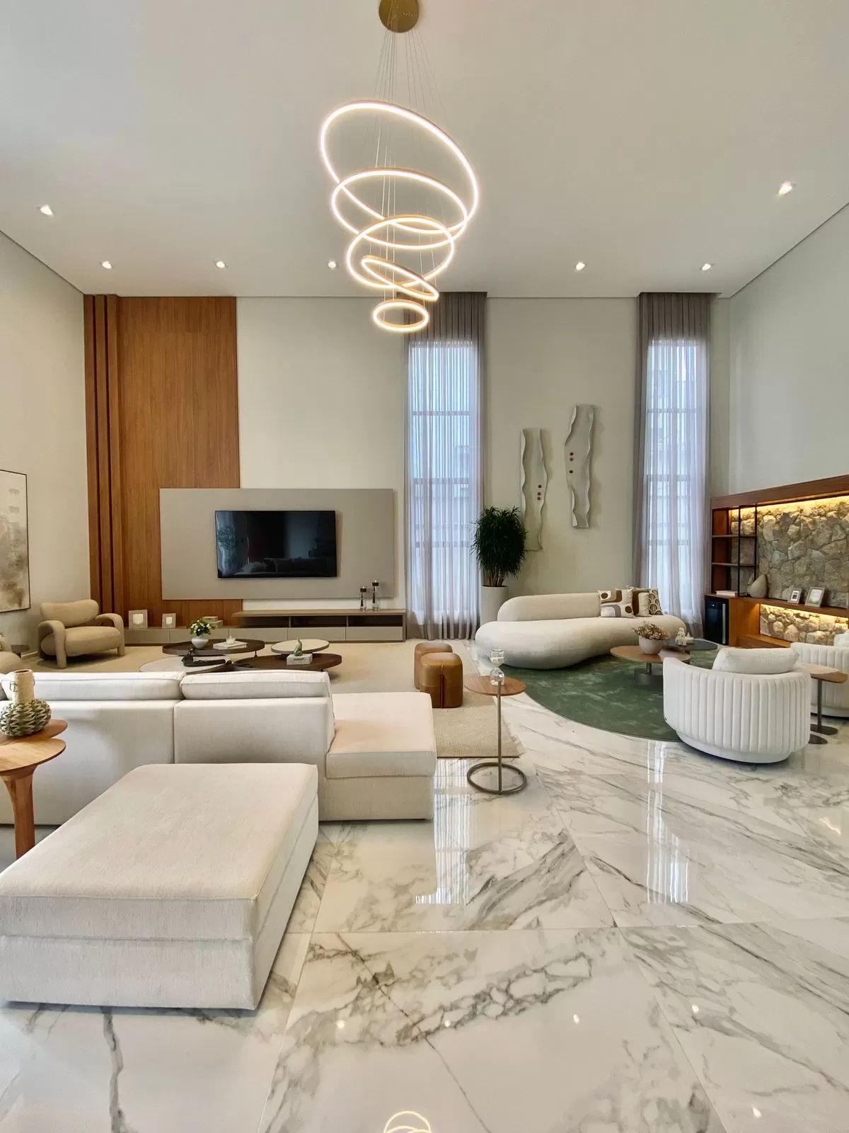 Casa de Alto Padrão Mobiliada à Venda com 5 suítes, piscina e quintal amplo, 476m² no Condomínio Saint Patrick em Sorocaba/SP