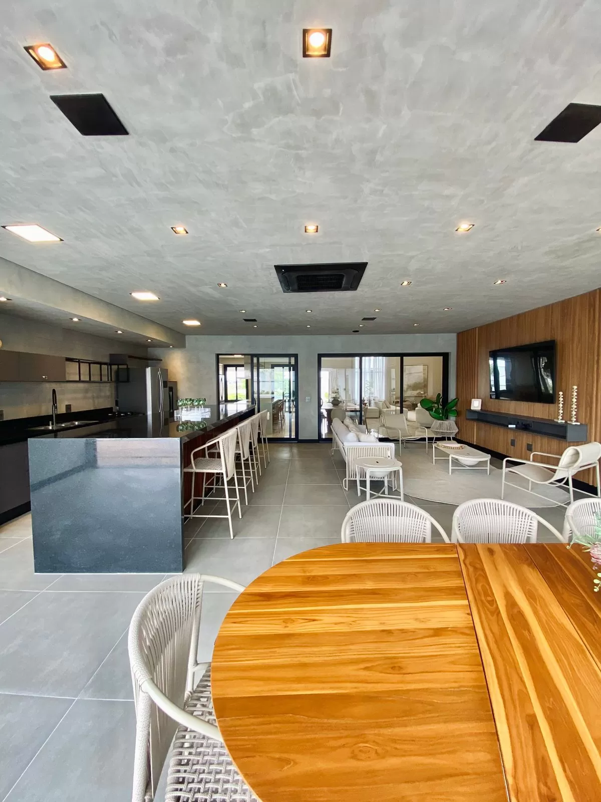 Casa de Alto Padrão Mobiliada à Venda com 5 suítes, piscina e quintal amplo, 476m² no Condomínio Saint Patrick em Sorocaba/SP