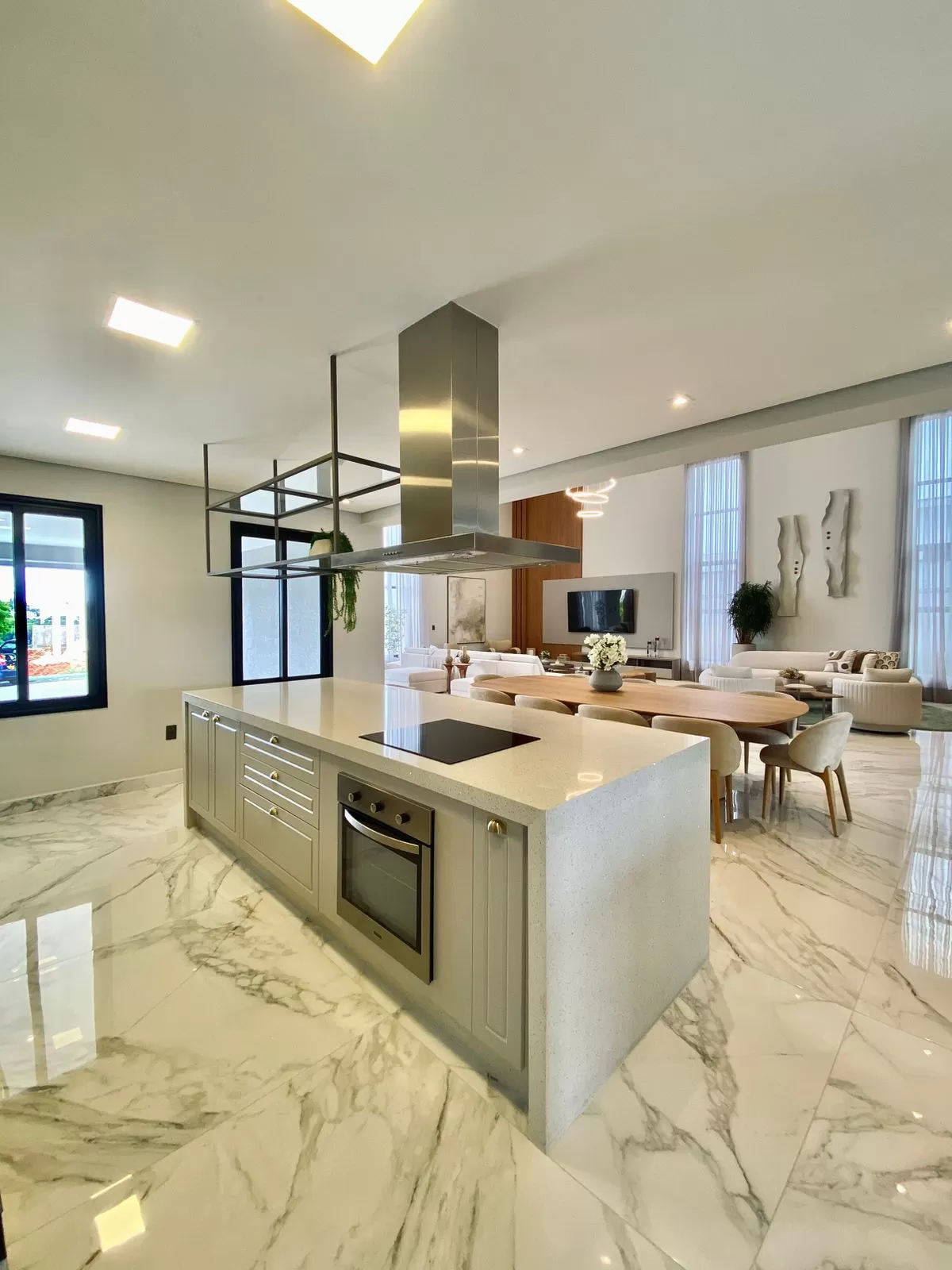 Casa de Alto Padrão Mobiliada à Venda com 5 suítes, piscina e quintal amplo, 476m² no Condomínio Saint Patrick em Sorocaba/SP