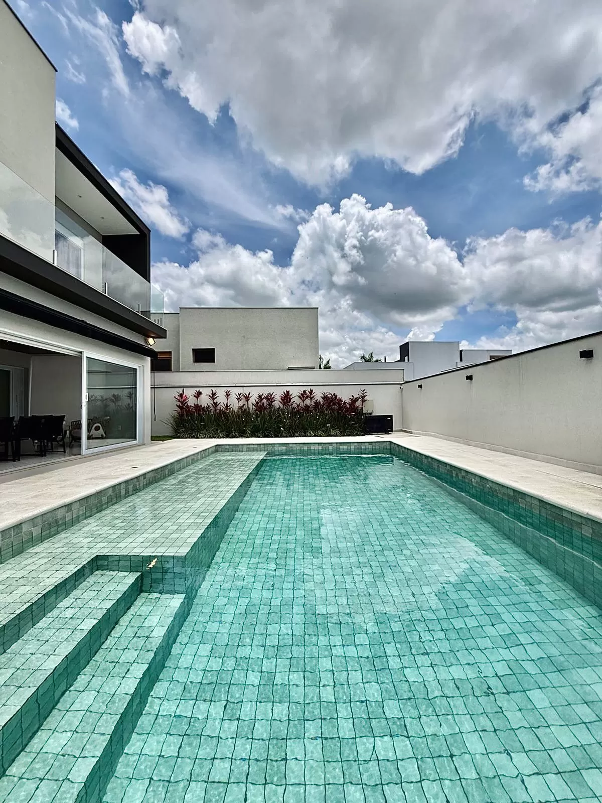 Sobrado Mobiliado à Venda com 3 suítes com closet, sala de cinema e quintal amplo, 366m² no Condomínio Alphaville Nova Esplanada 4 em Votorantim/SP