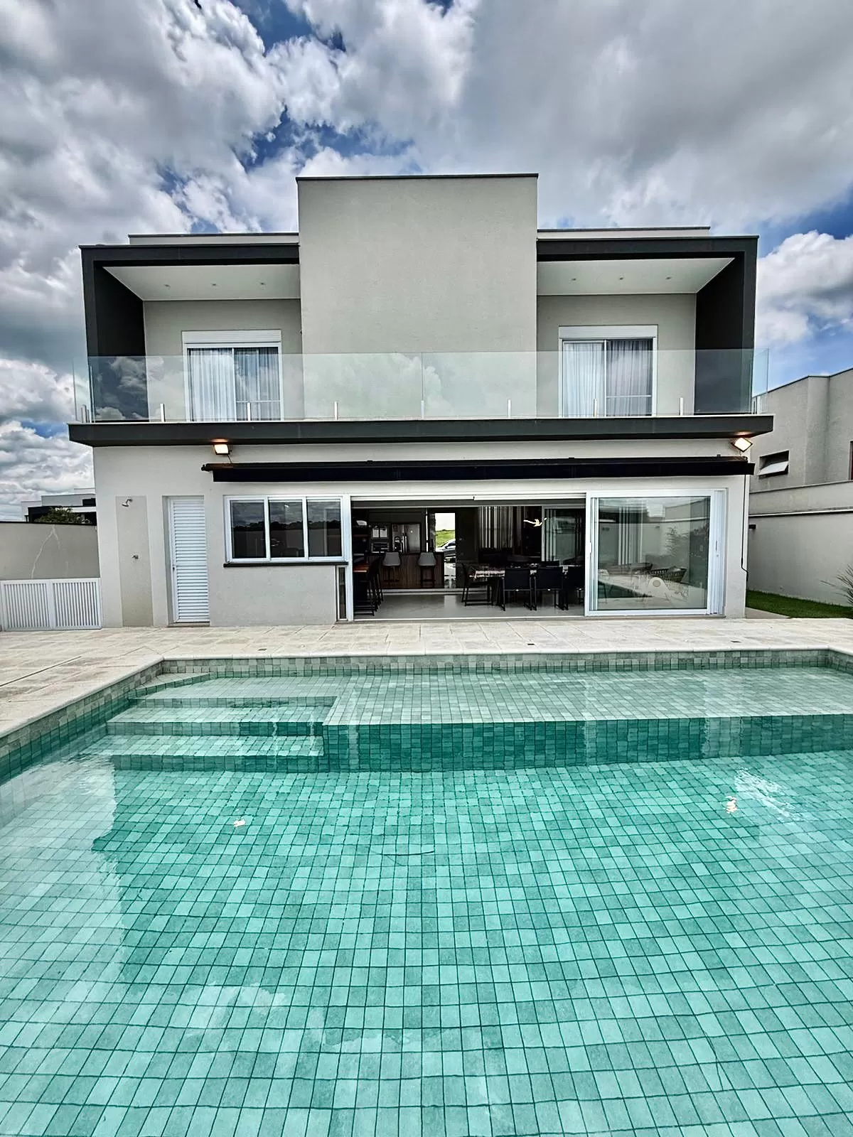 Sobrado Mobiliado à Venda com 3 suítes com closet, sala de cinema e quintal amplo, 366m² no Condomínio Alphaville Nova Esplanada 4 em Votorantim/SP