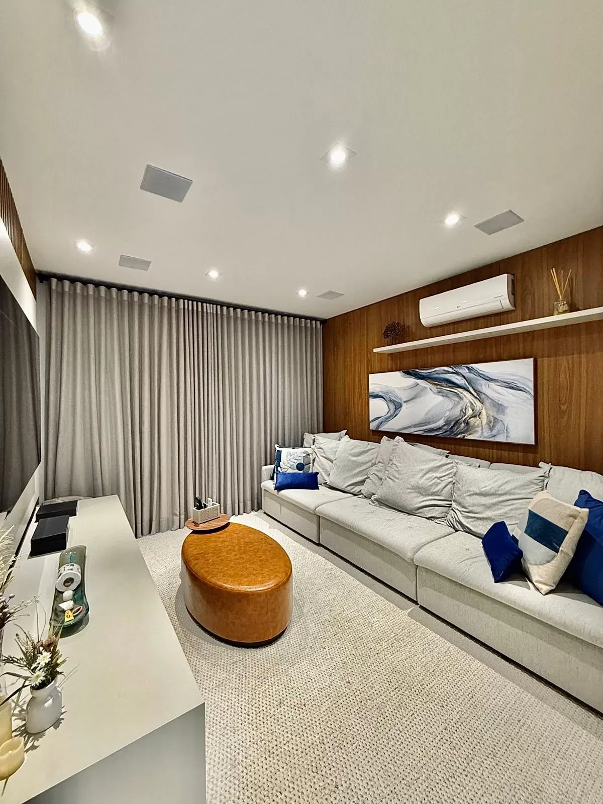 Sobrado Mobiliado à Venda com 3 suítes com closet, sala de cinema e quintal amplo, 366m² no Condomínio Alphaville Nova Esplanada 4 em Votorantim/SP