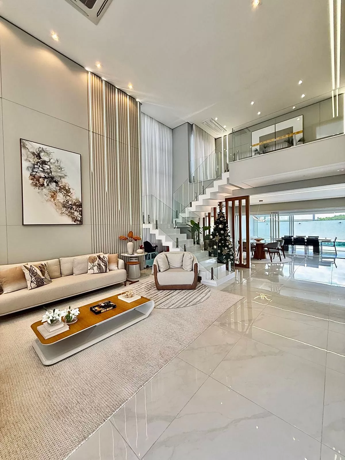 Sobrado Mobiliado à Venda com 3 suítes com closet, sala de cinema e quintal amplo, 366m² no Condomínio Alphaville Nova Esplanada 4 em Votorantim/SP