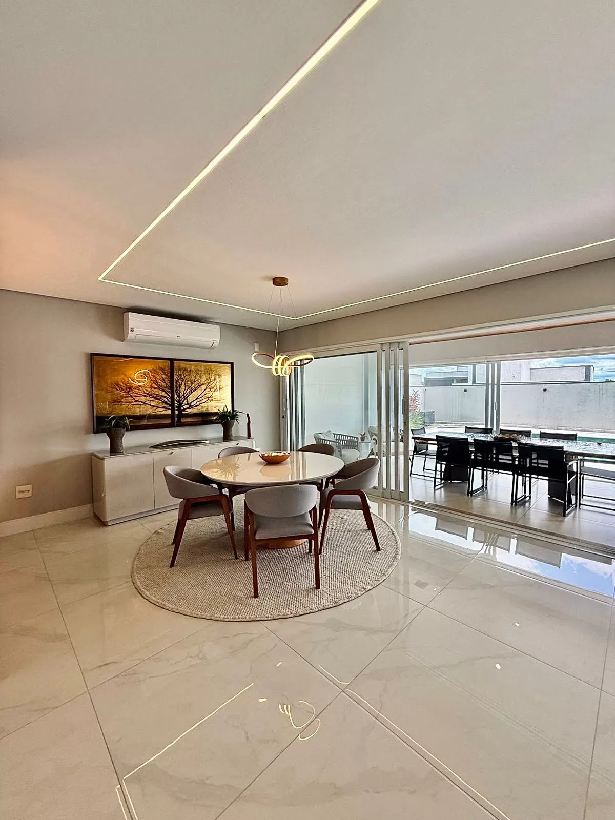 Sobrado Mobiliado à Venda com 3 suítes com closet, sala de cinema e quintal amplo, 366m² no Condomínio Alphaville Nova Esplanada 4 em Votorantim/SP