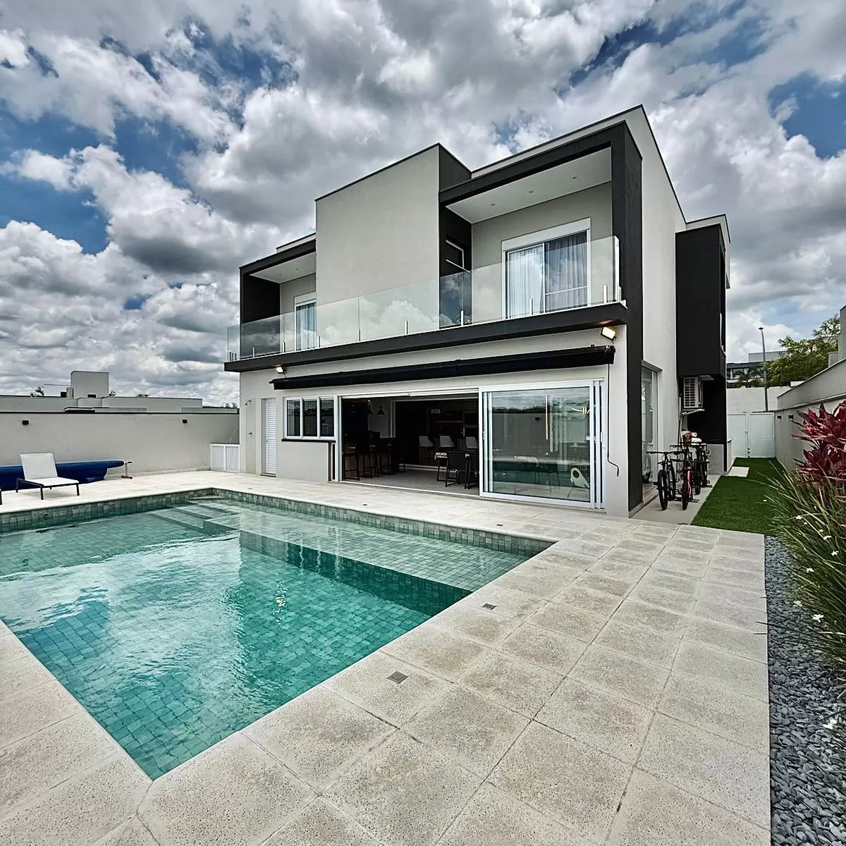 Sobrado Mobiliado à Venda com 3 suítes com closet, sala de cinema e quintal amplo, 366m² no Condomínio Alphaville Nova Esplanada 4 em Votorantim/SP