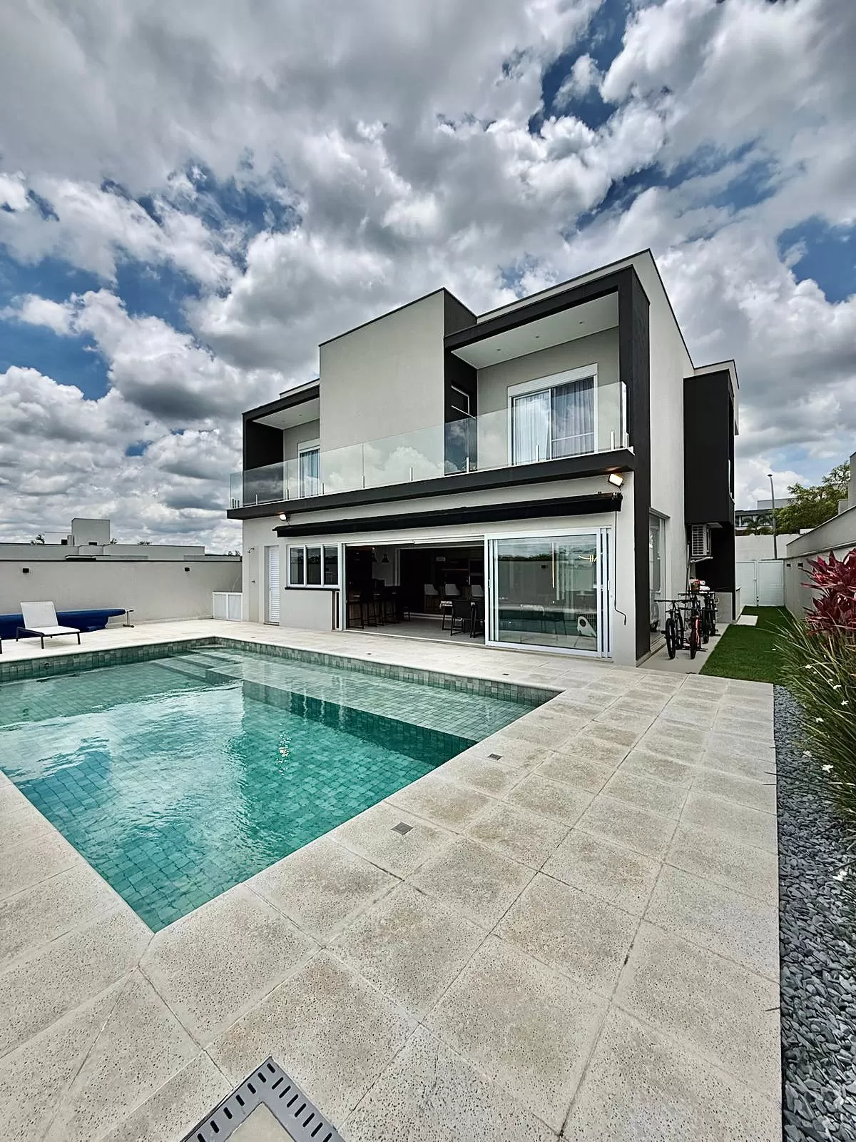 Sobrado Mobiliado à Venda com 3 suítes com closet, sala de cinema e quintal amplo, 366m² no Condomínio Alphaville Nova Esplanada 4 em Votorantim/SP