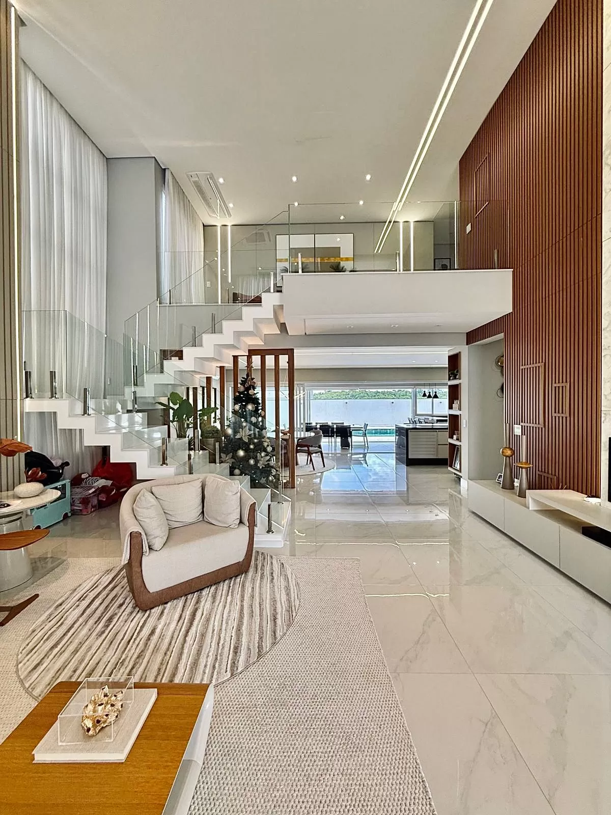 Sobrado Mobiliado à Venda com 3 suítes com closet, sala de cinema e quintal amplo, 366m² no Condomínio Alphaville Nova Esplanada 4 em Votorantim/SP