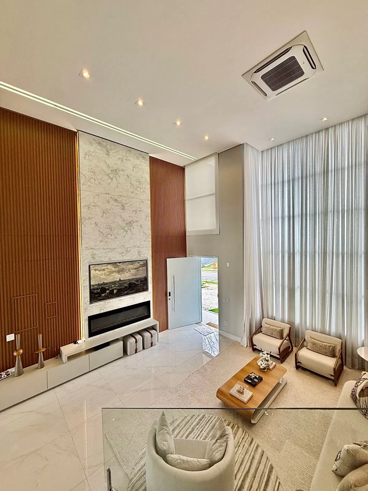 Sobrado Mobiliado à Venda com 3 suítes com closet, sala de cinema e quintal amplo, 366m² no Condomínio Alphaville Nova Esplanada 4 em Votorantim/SP