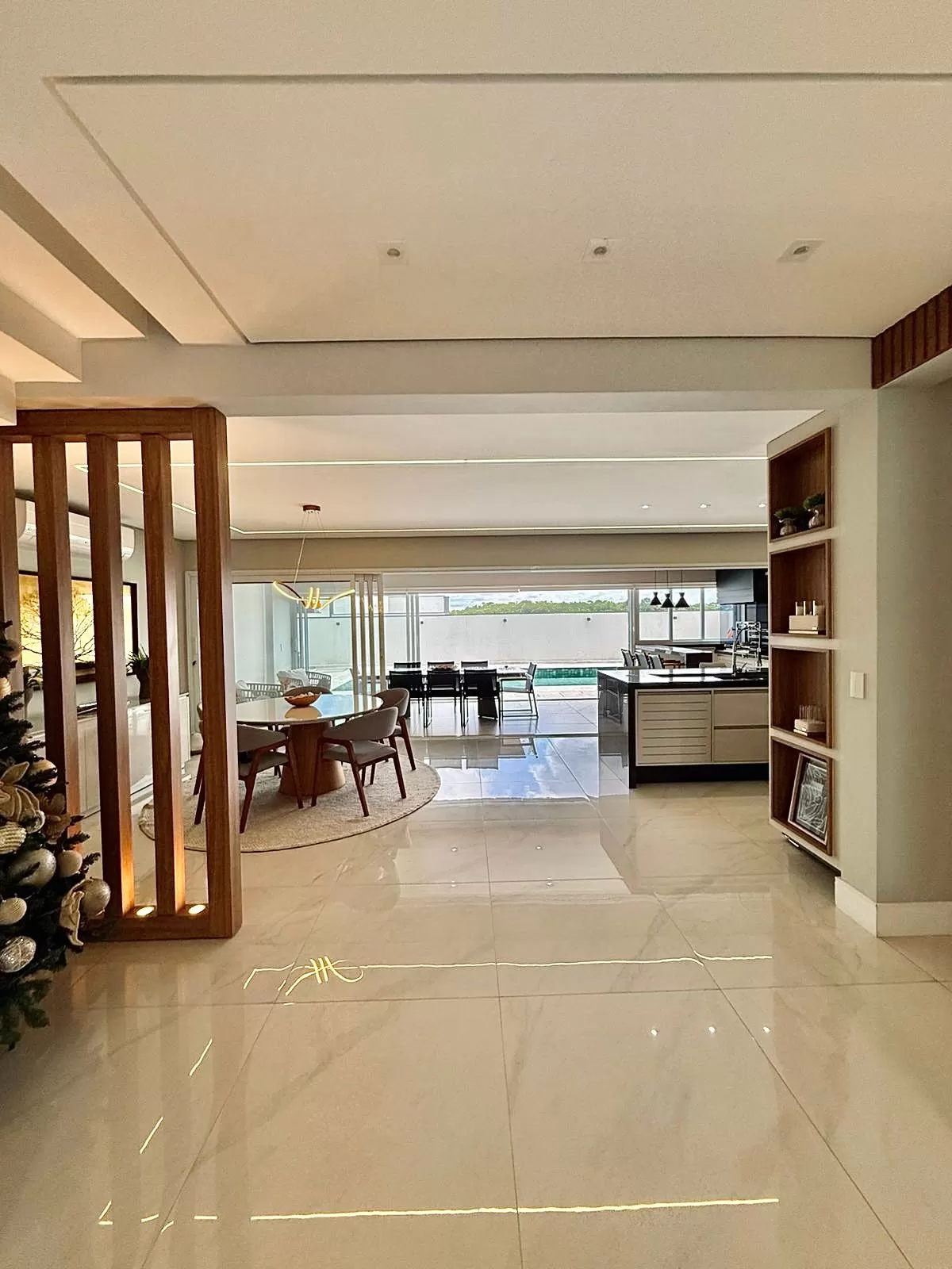 Sobrado Mobiliado à Venda com 3 suítes com closet, sala de cinema e quintal amplo, 366m² no Condomínio Alphaville Nova Esplanada 4 em Votorantim/SP