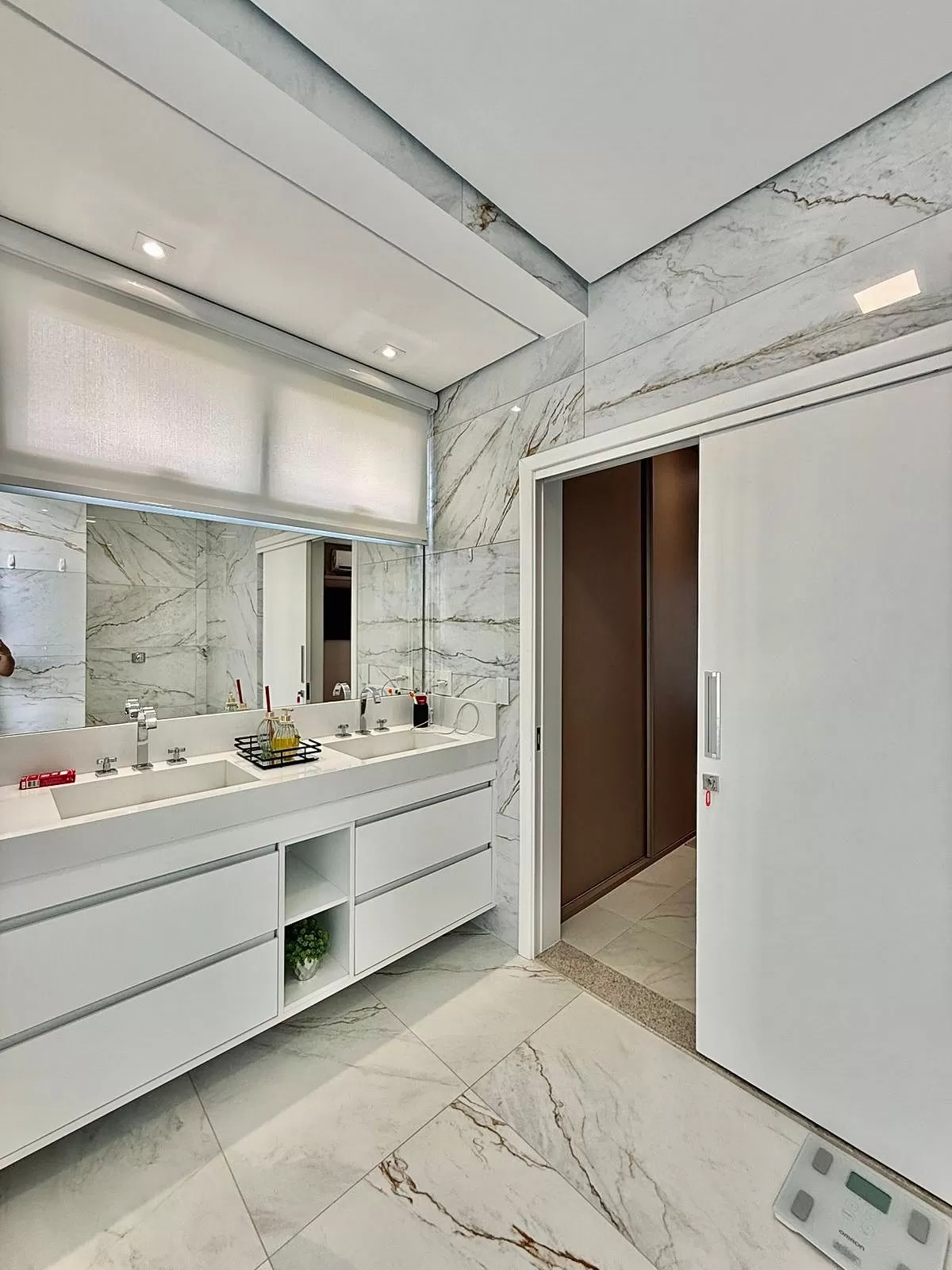 Sobrado Mobiliado à Venda com 3 suítes com closet, sala de cinema e quintal amplo, 366m² no Condomínio Alphaville Nova Esplanada 4 em Votorantim/SP