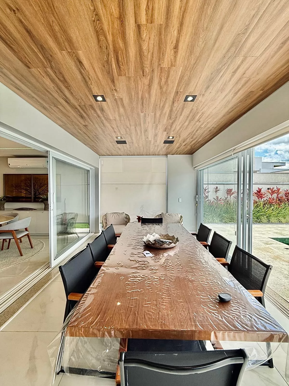 Sobrado Mobiliado à Venda com 3 suítes com closet, sala de cinema e quintal amplo, 366m² no Condomínio Alphaville Nova Esplanada 4 em Votorantim/SP