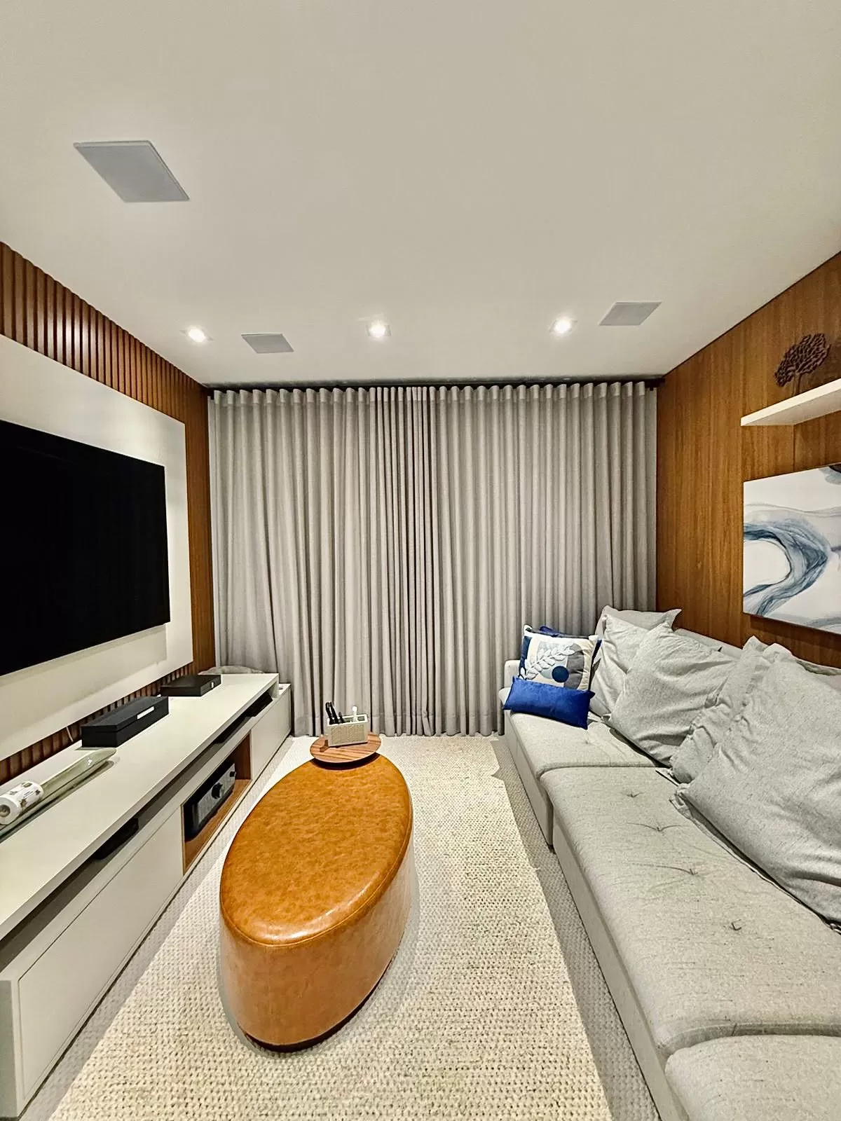 Sobrado Mobiliado à Venda com 3 suítes com closet, sala de cinema e quintal amplo, 366m² no Condomínio Alphaville Nova Esplanada 4 em Votorantim/SP