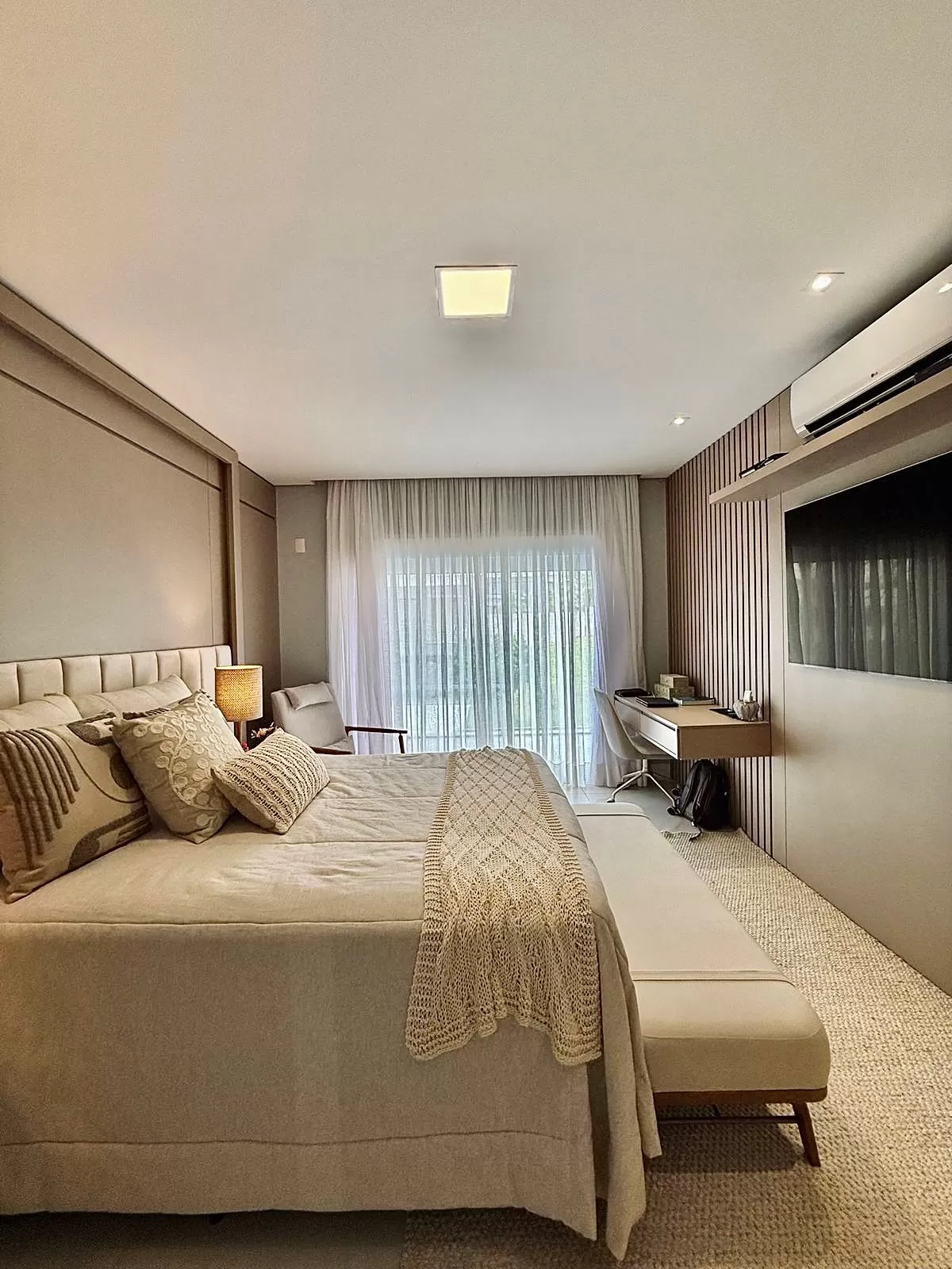 Sobrado Mobiliado à Venda com 3 suítes com closet, sala de cinema e quintal amplo, 366m² no Condomínio Alphaville Nova Esplanada 4 em Votorantim/SP