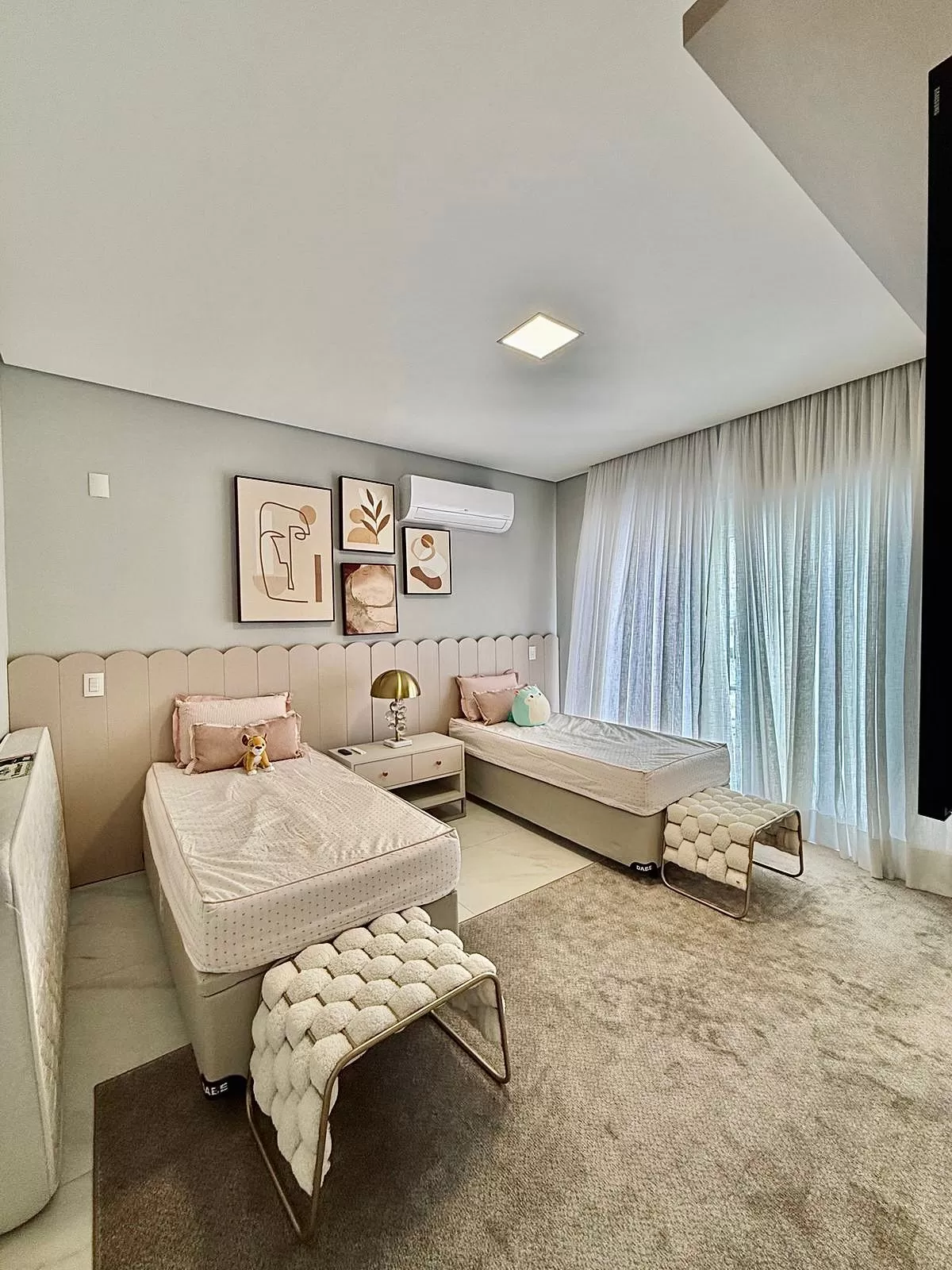 Sobrado Mobiliado à Venda com 3 suítes com closet, sala de cinema e quintal amplo, 366m² no Condomínio Alphaville Nova Esplanada 4 em Votorantim/SP