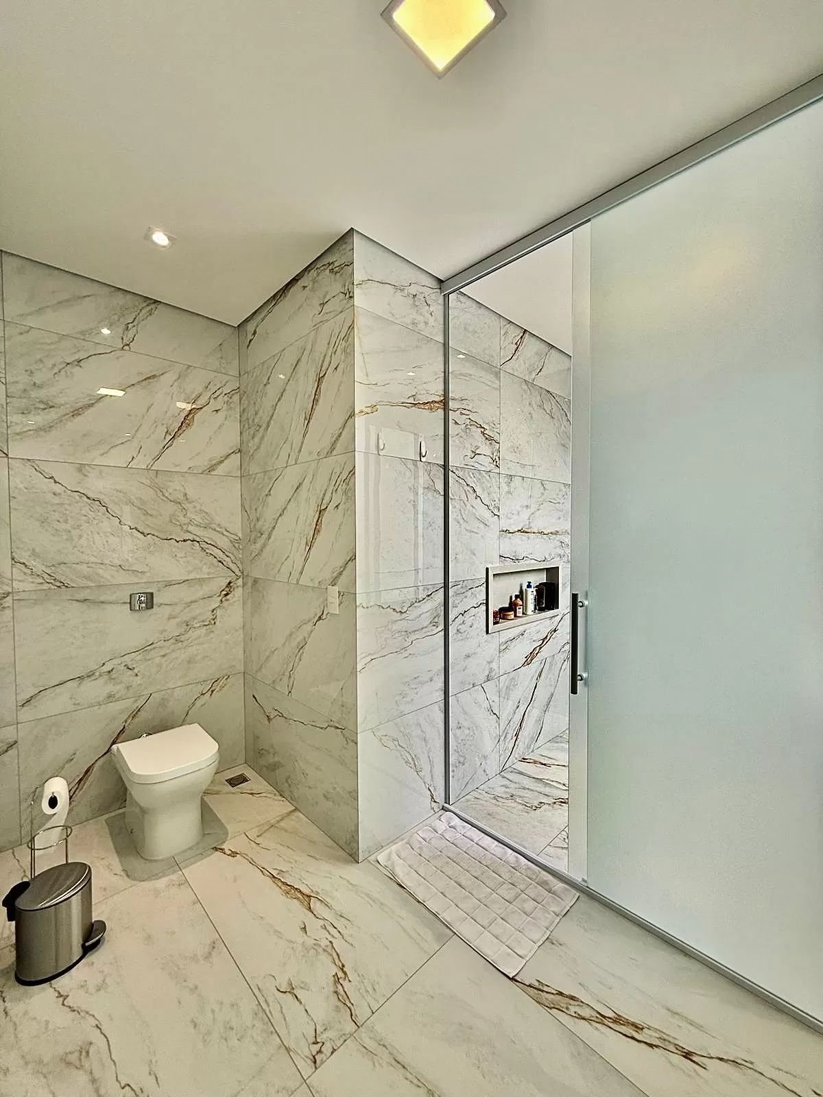 Sobrado Mobiliado à Venda com 3 suítes com closet, sala de cinema e quintal amplo, 366m² no Condomínio Alphaville Nova Esplanada 4 em Votorantim/SP