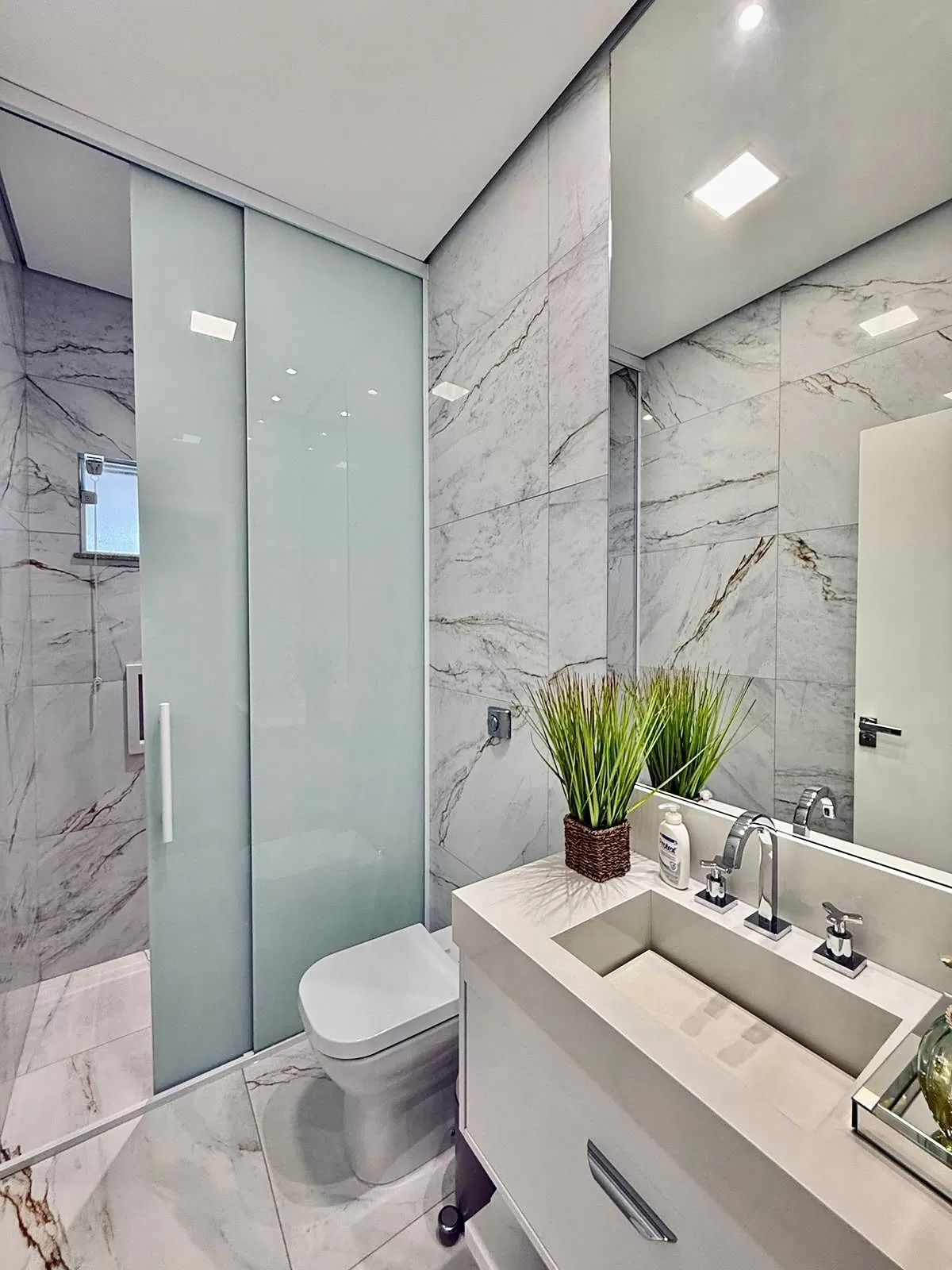 Sobrado Mobiliado à Venda com 3 suítes com closet, sala de cinema e quintal amplo, 366m² no Condomínio Alphaville Nova Esplanada 4 em Votorantim/SP