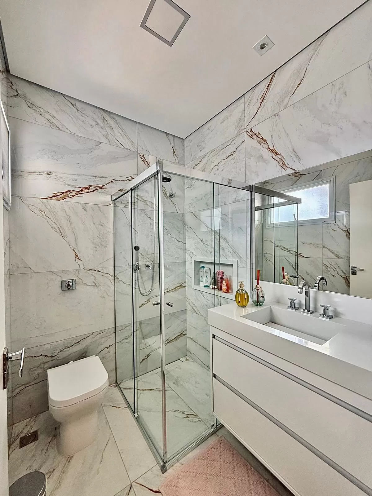 Sobrado Mobiliado à Venda com 3 suítes com closet, sala de cinema e quintal amplo, 366m² no Condomínio Alphaville Nova Esplanada 4 em Votorantim/SP